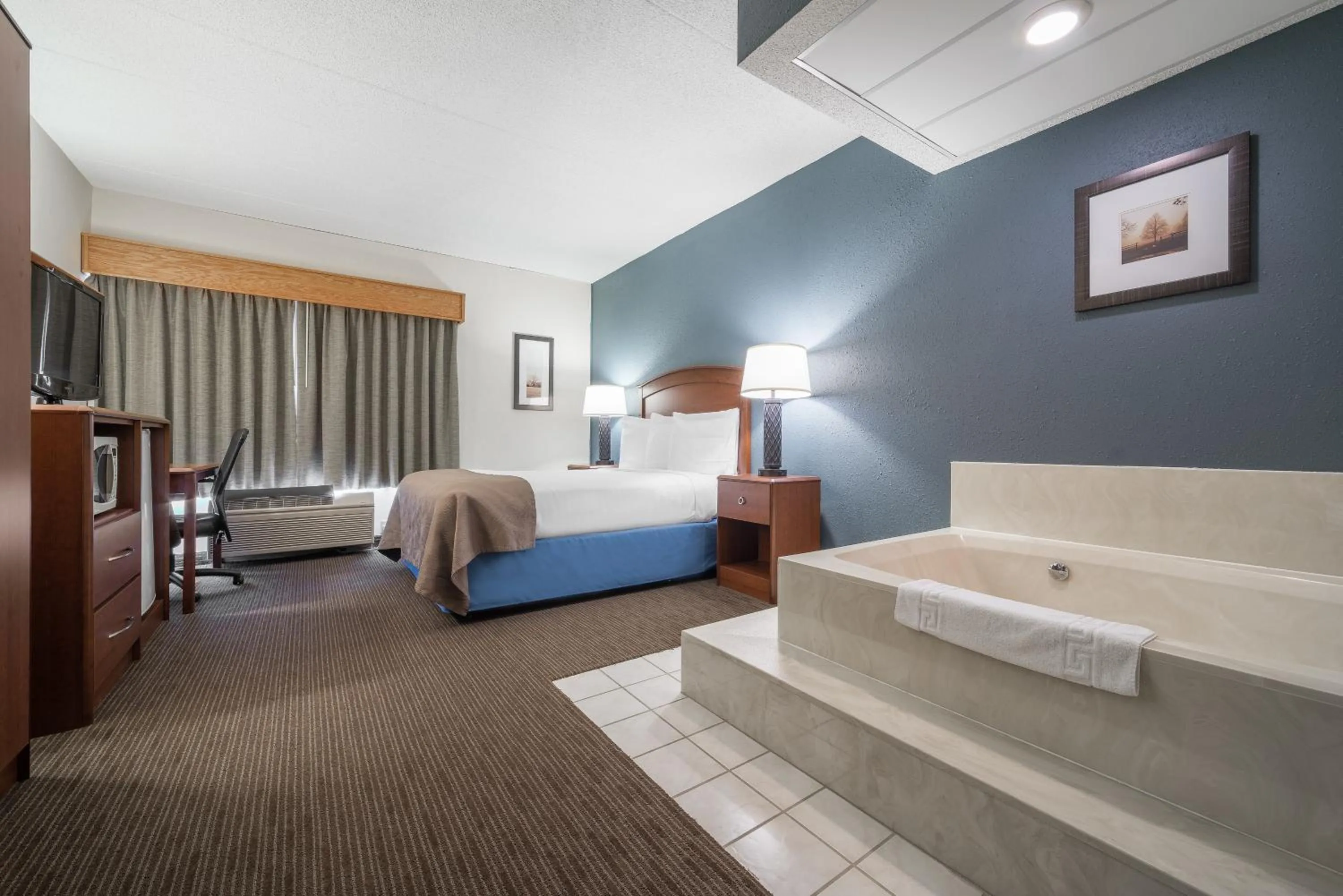 Photo of the whole room, Bed in AmericInn by Wyndham Hutchinson