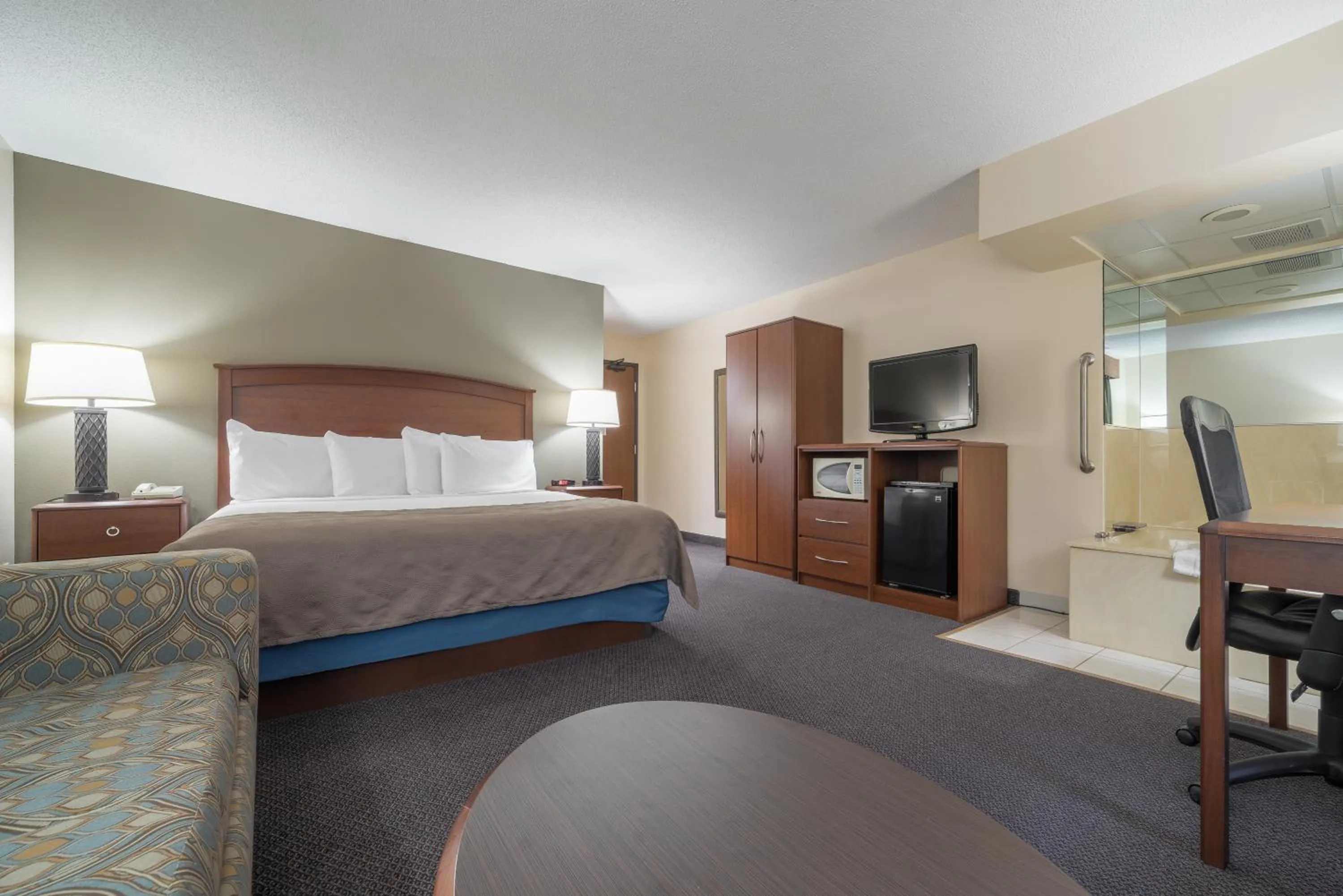 Photo of the whole room, Bed in AmericInn by Wyndham Hutchinson