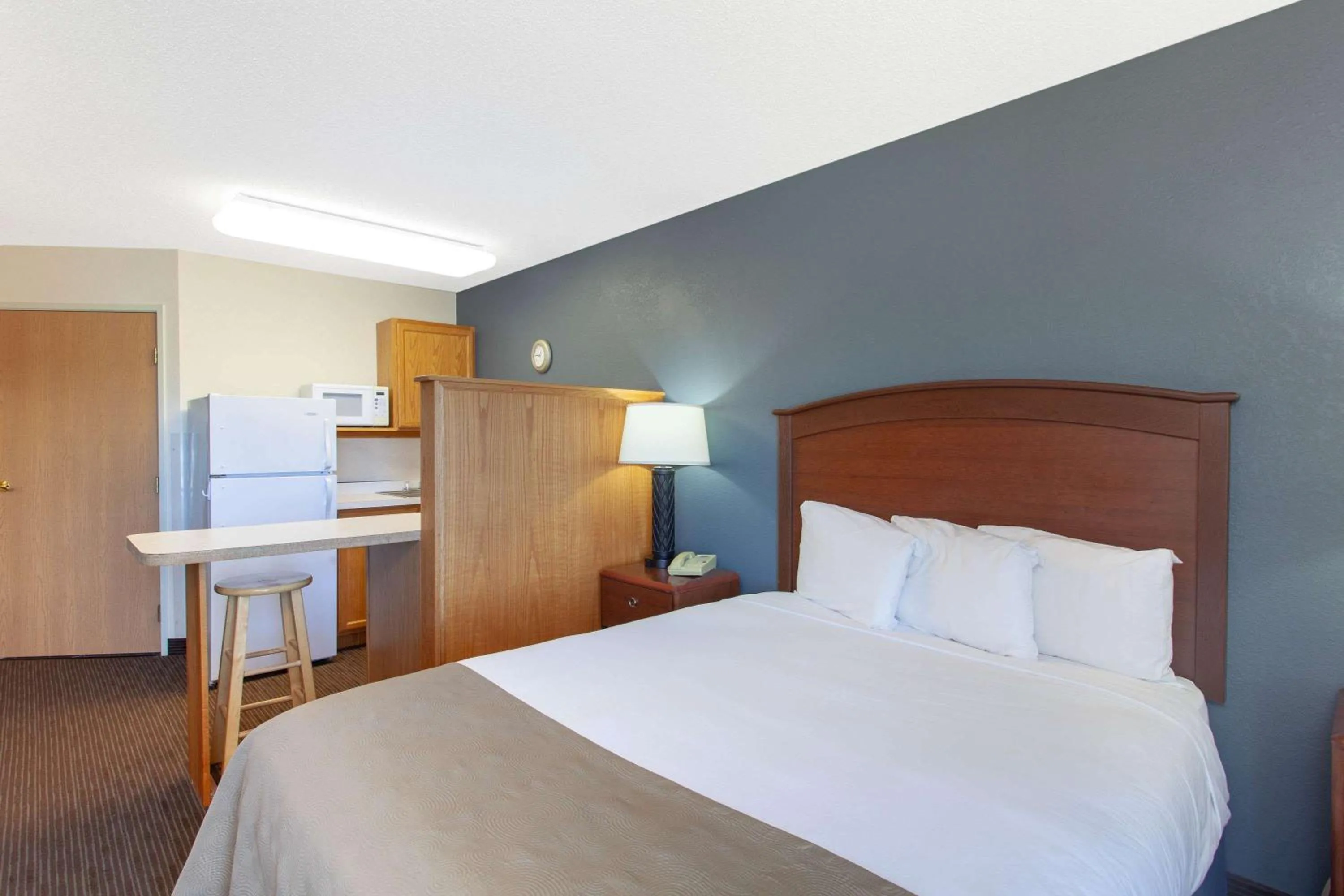 Photo of the whole room, Bed in AmericInn by Wyndham Hutchinson