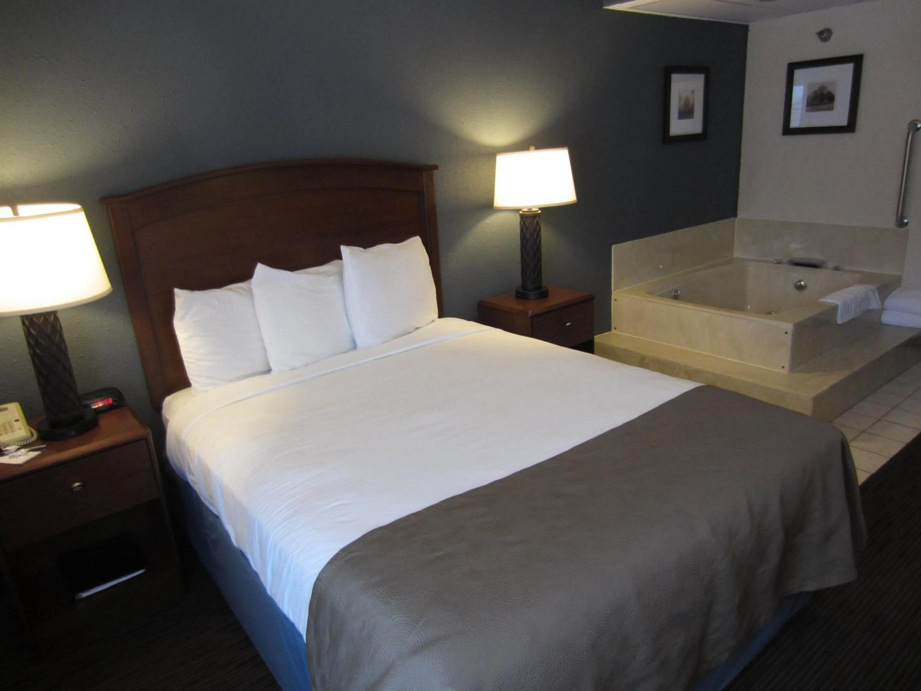 Photo of the whole room, Bed in AmericInn by Wyndham Hutchinson