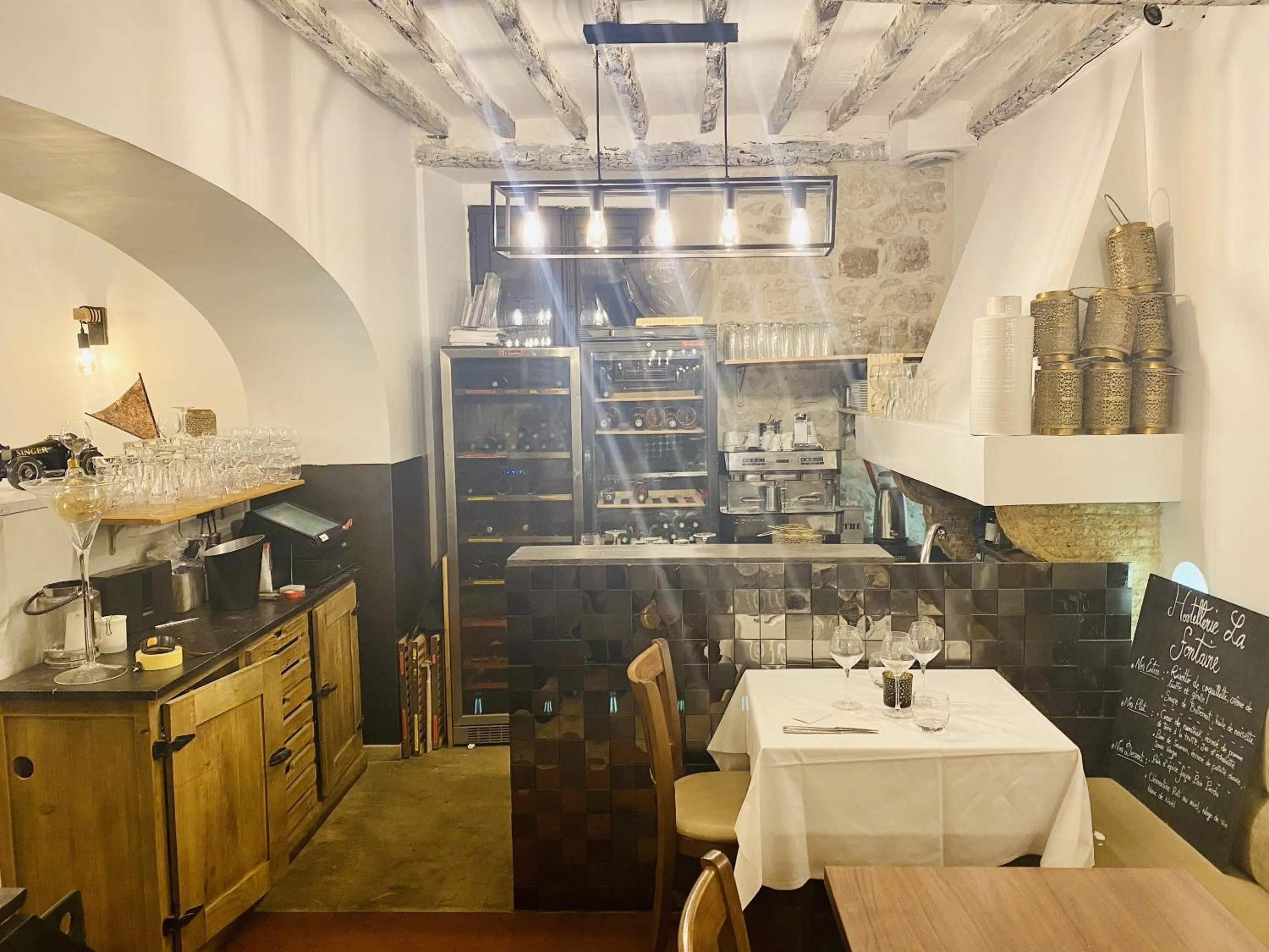 Dining area in Hostellerie de la fontaine