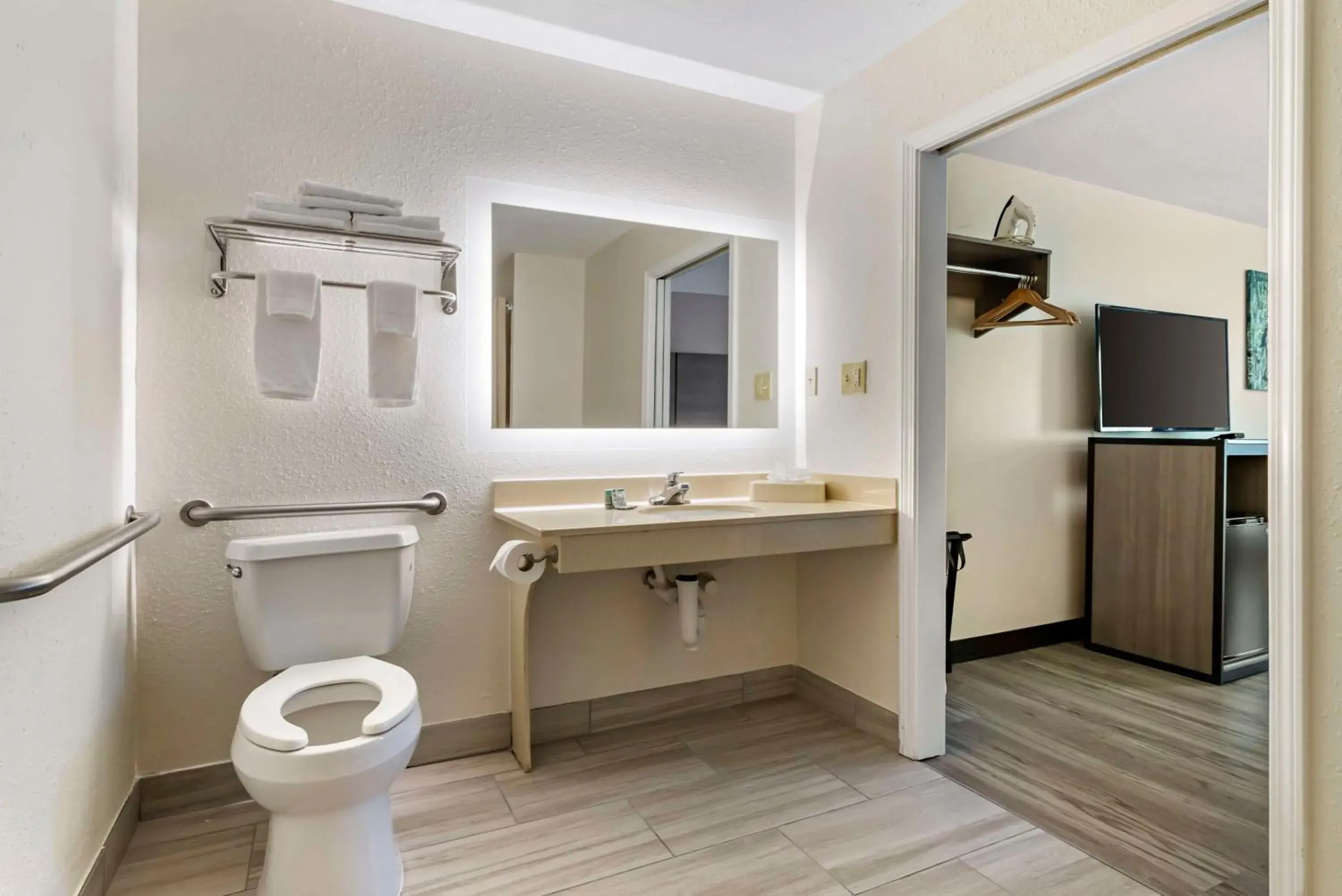 Queen Room with Roll-In Shower - ADA in Best Western of Alexandria Inn & Suites & Conference Center Queen Room with Roll-In Shower - ADA in Best Western of Alexandria Inn & Suites & Conference Center