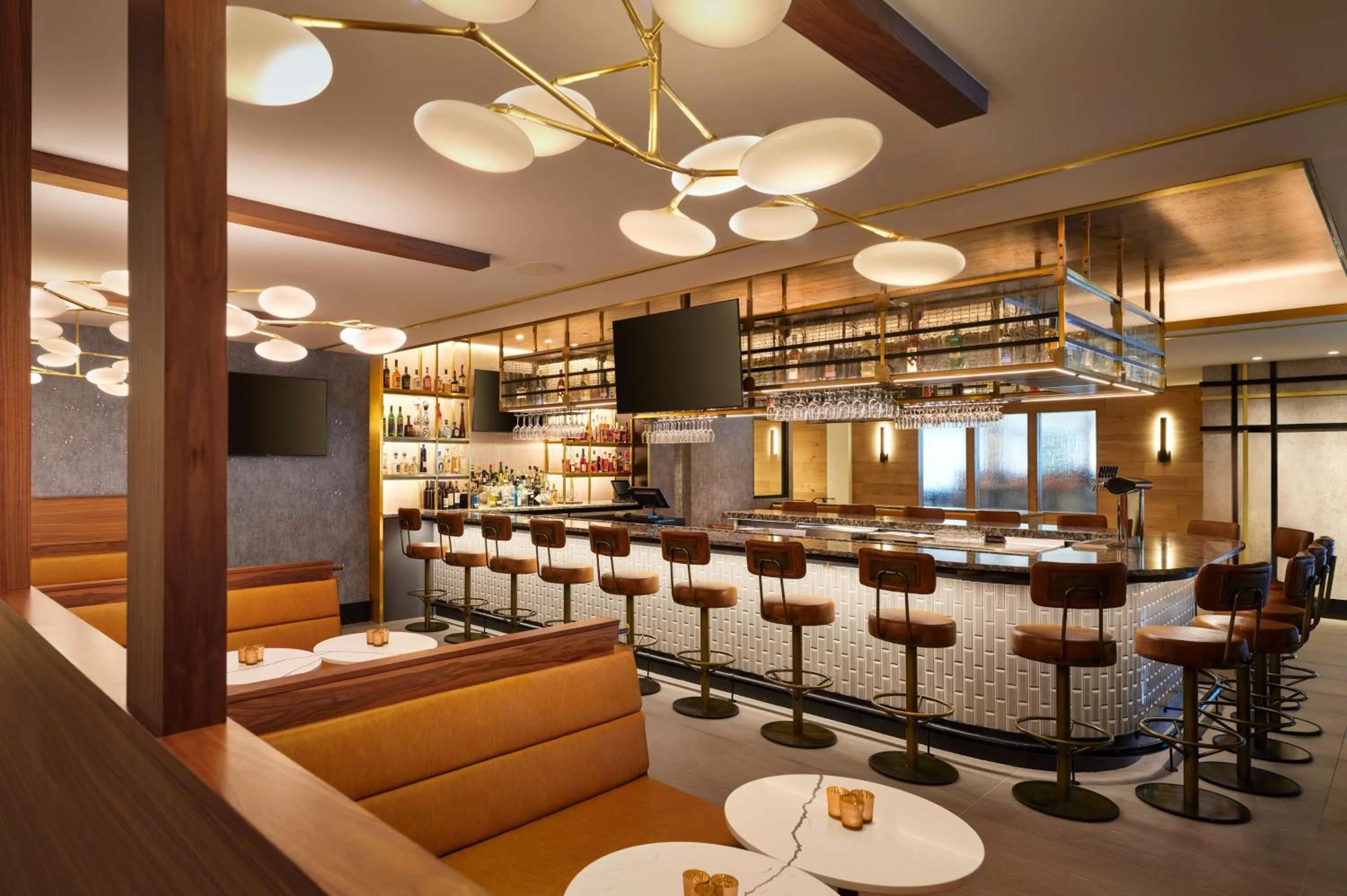 Lounge or bar in Hotel Alpenrock Breckenridge, Curio Collection by Hilton