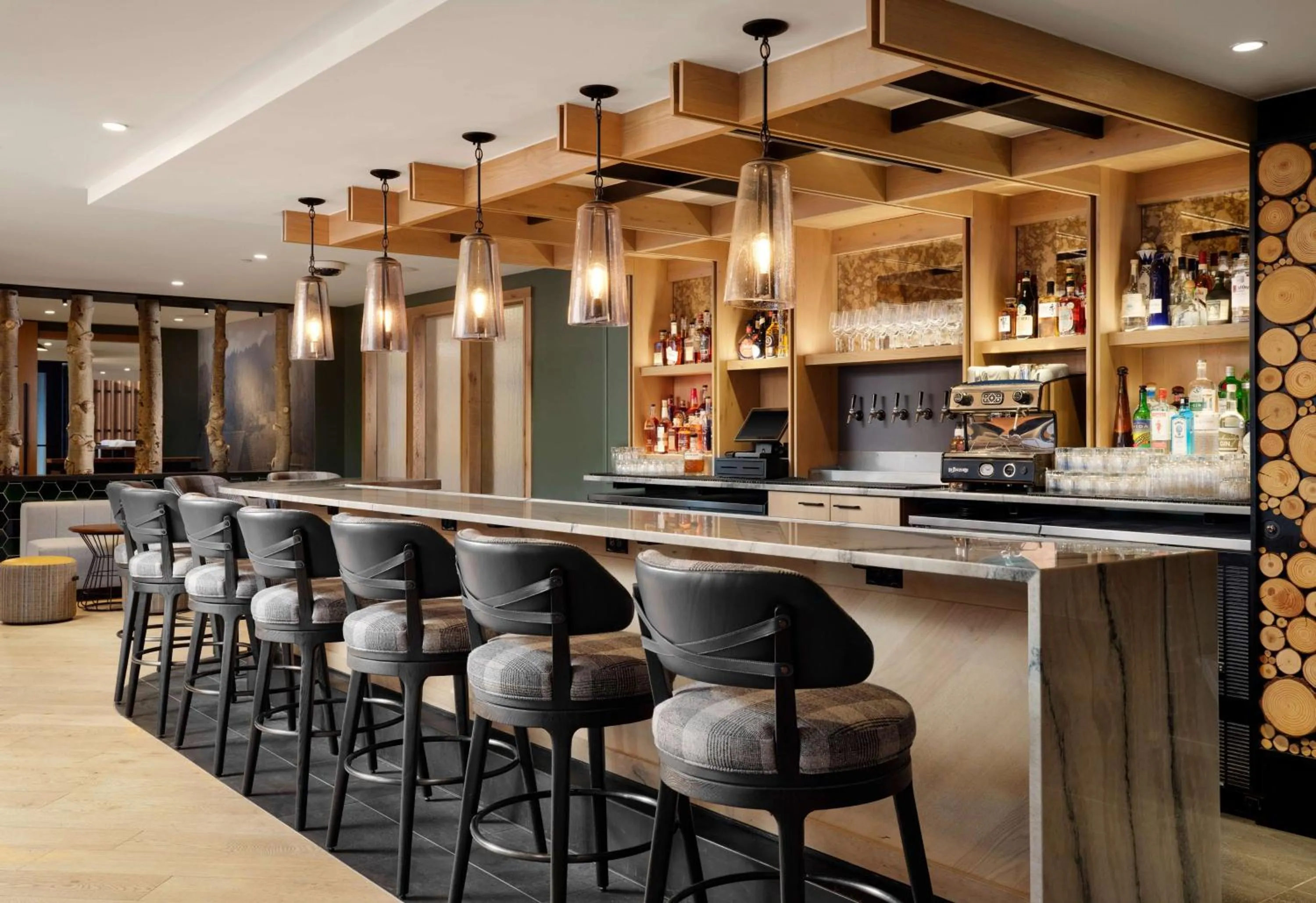 Lounge or bar in Hotel Alpenrock Breckenridge, Curio Collection by Hilton