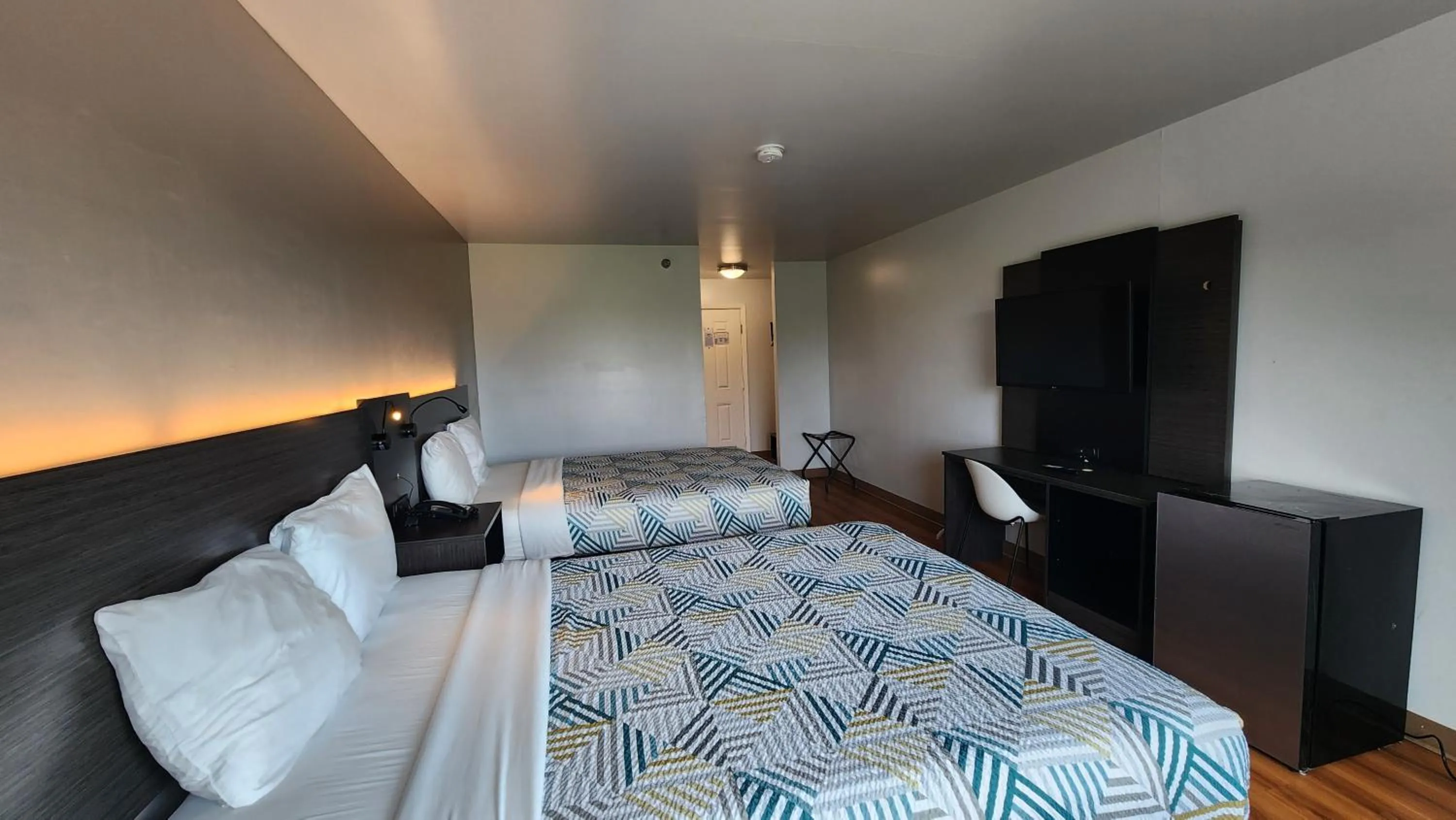 TV and multimedia, Bed in Motel 6-Ennis, TX