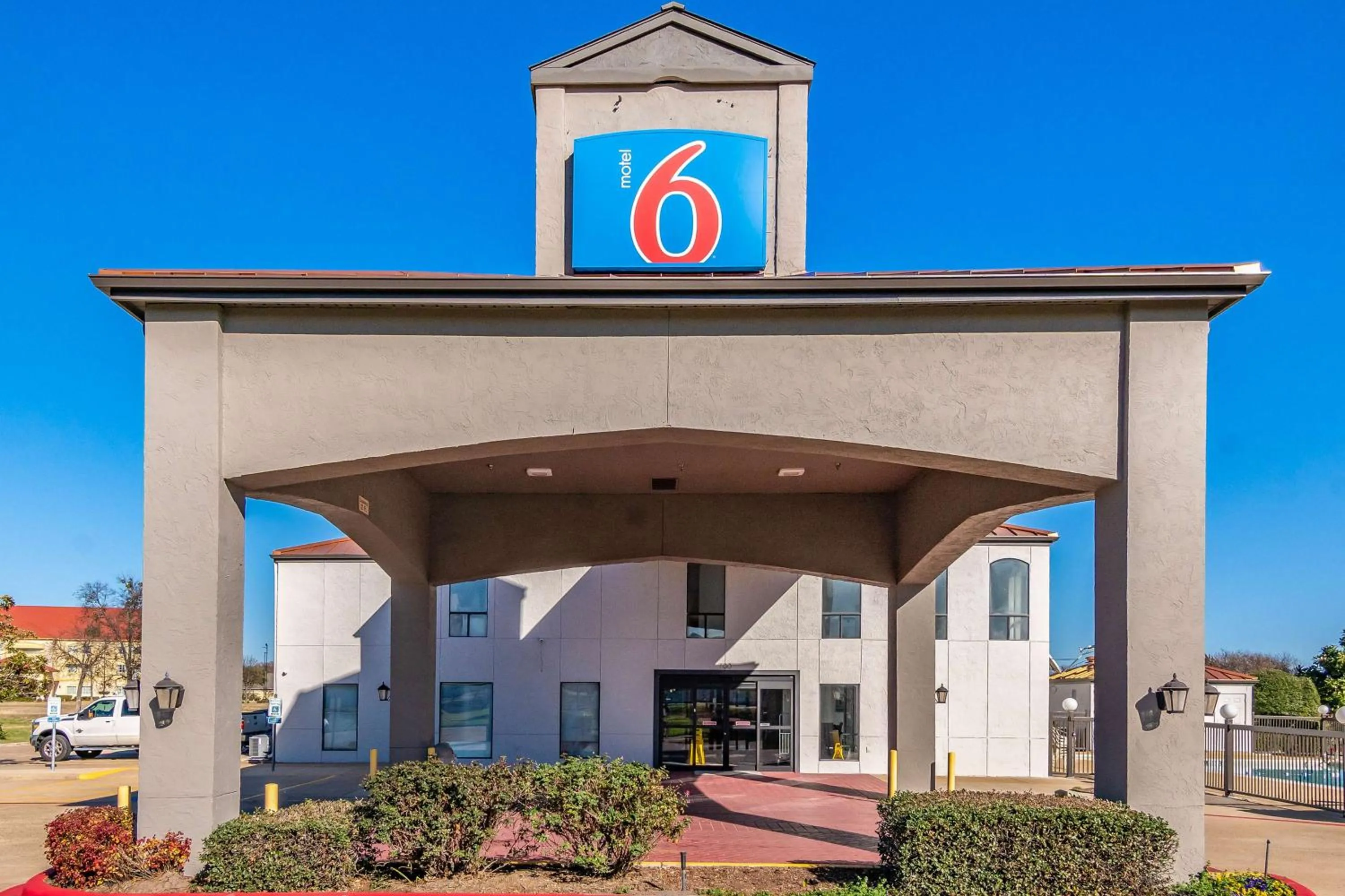 Property building in Motel 6-Ennis, TX