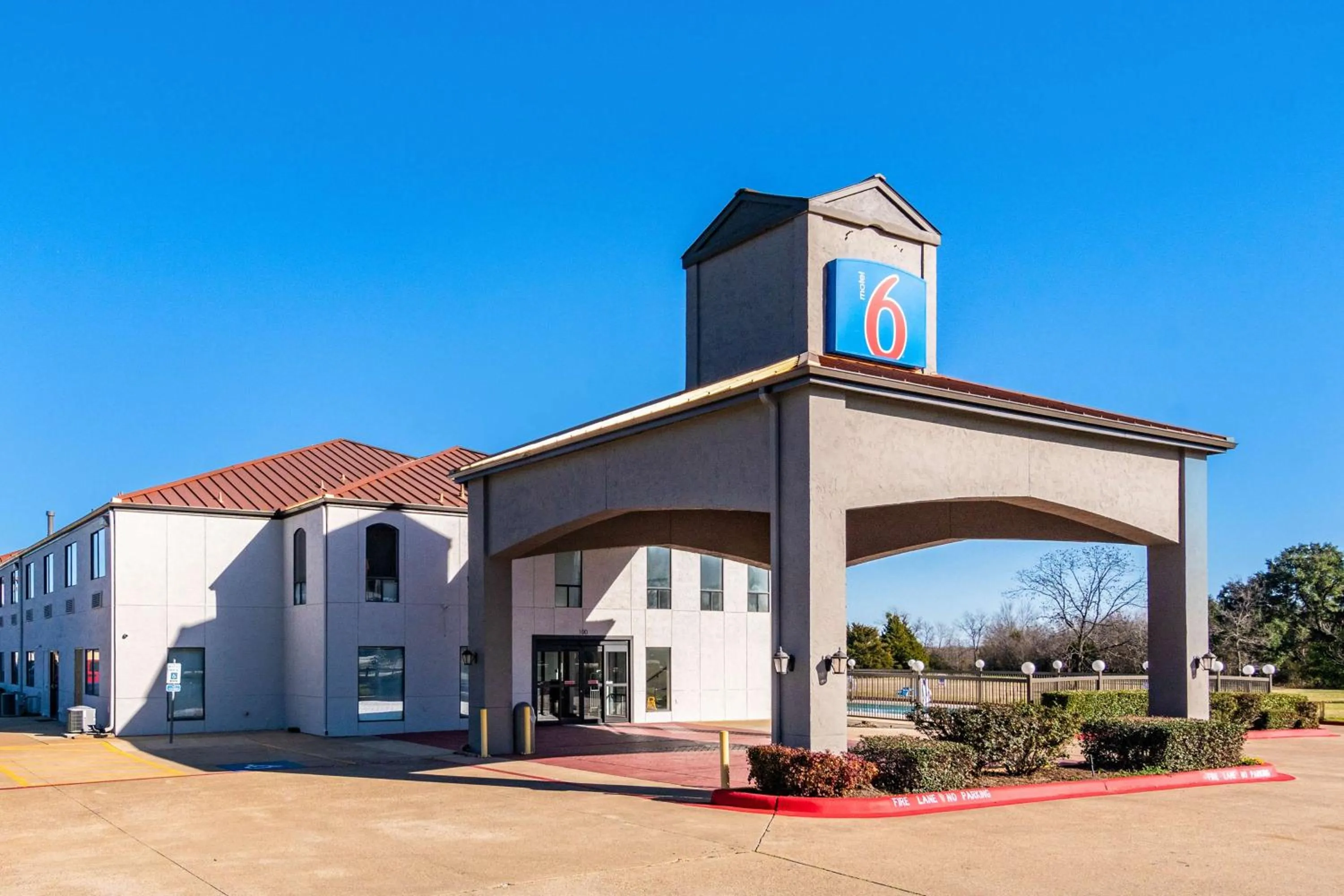 Property building in Motel 6-Ennis, TX