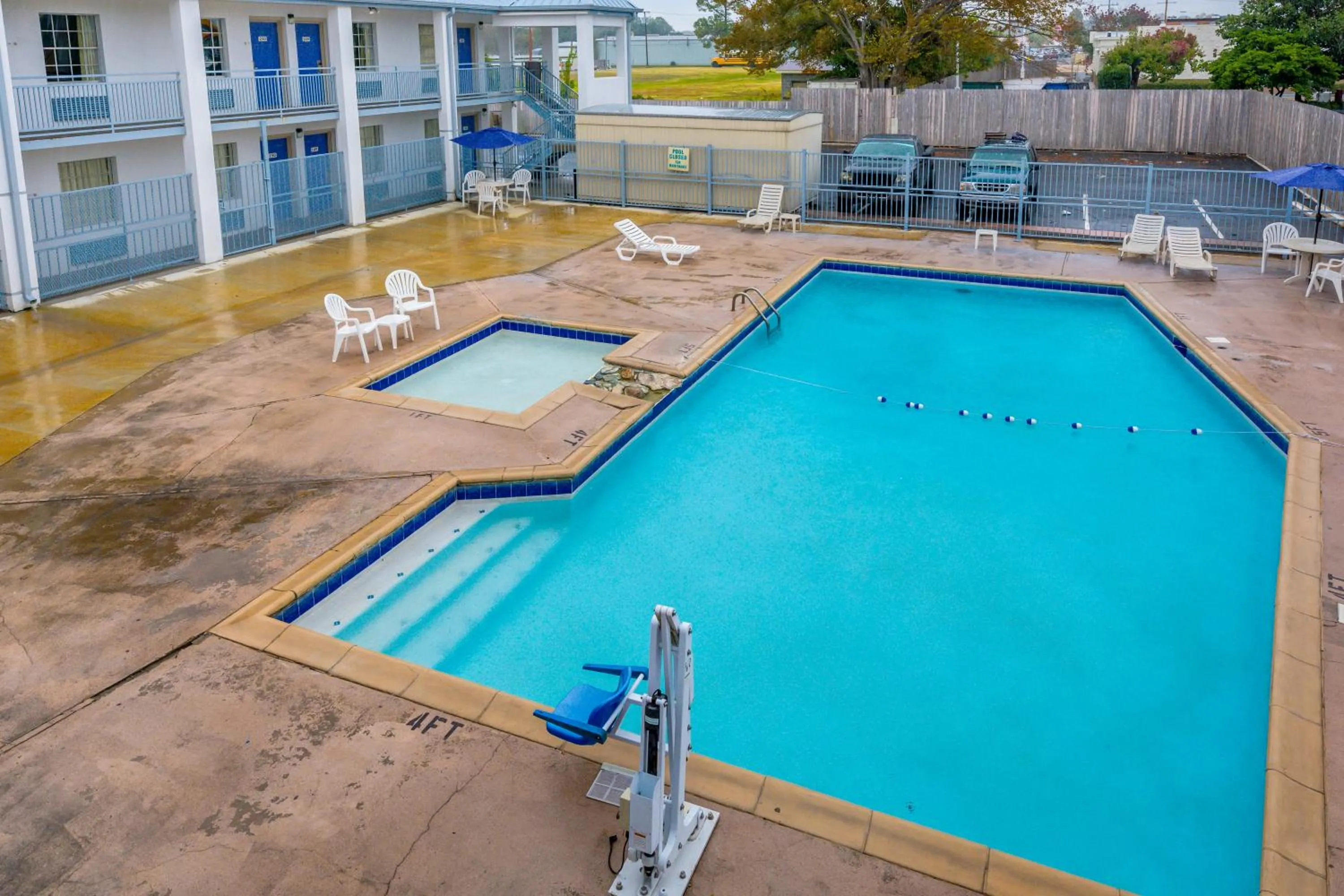 Swimming pool in Motel 6-Alexandria, LA - South