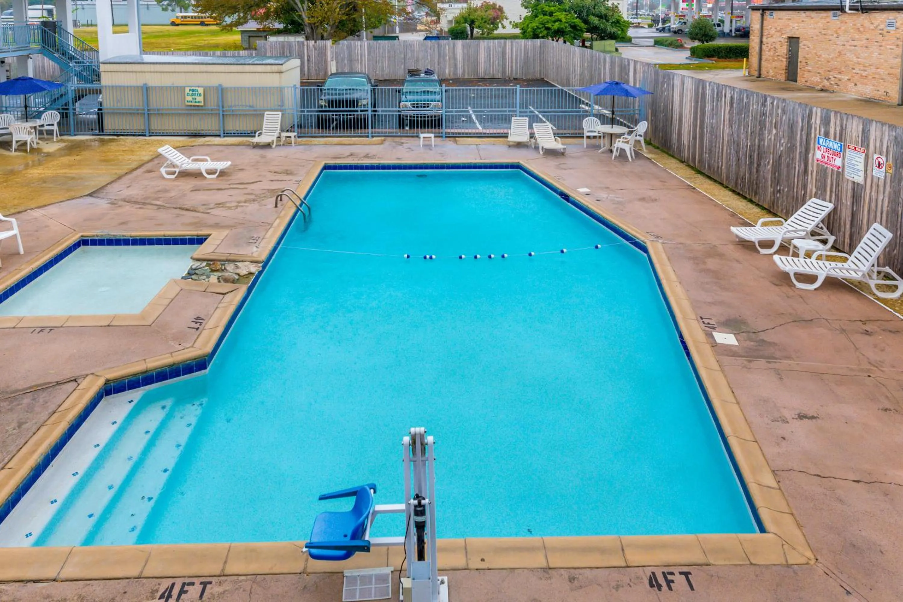 Swimming pool in Motel 6-Alexandria, LA - South