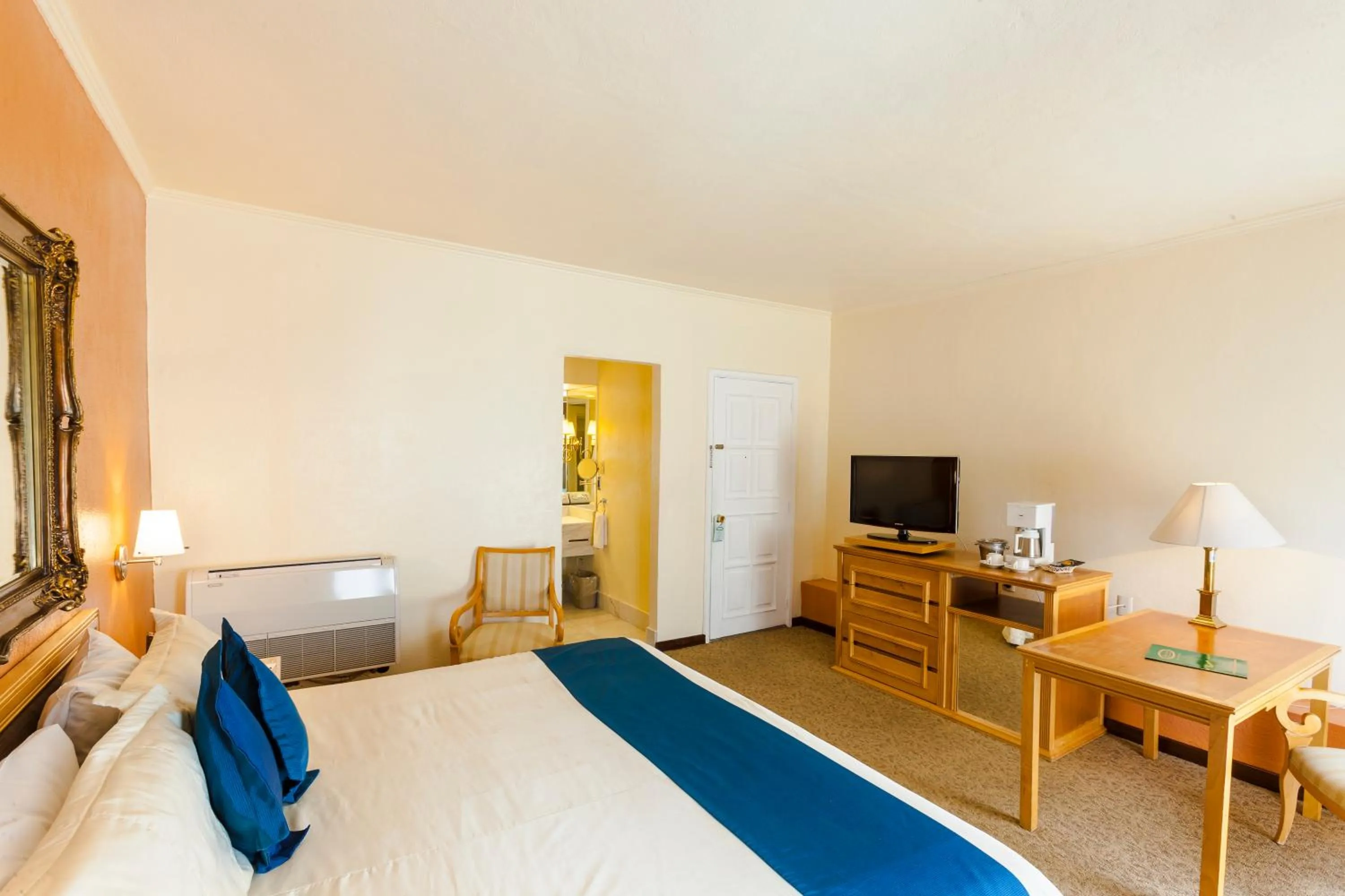 Photo of the whole room, Bed in Hotel Meson de Jobito