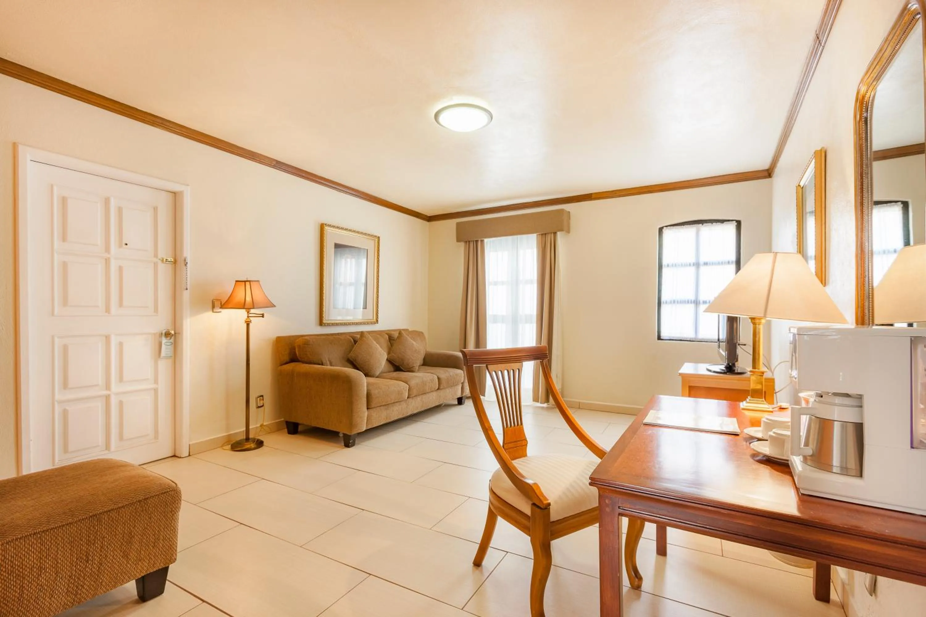 Photo of the whole room in Hotel Meson de Jobito