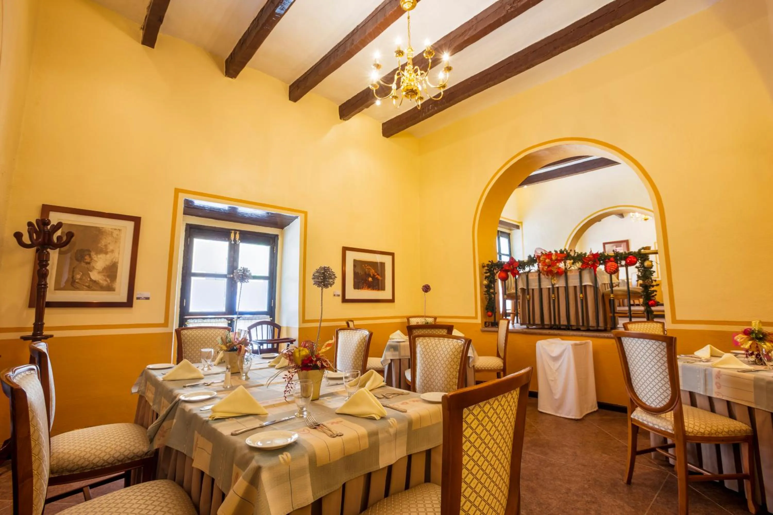 Restaurant/places to eat in Hotel Meson de Jobito