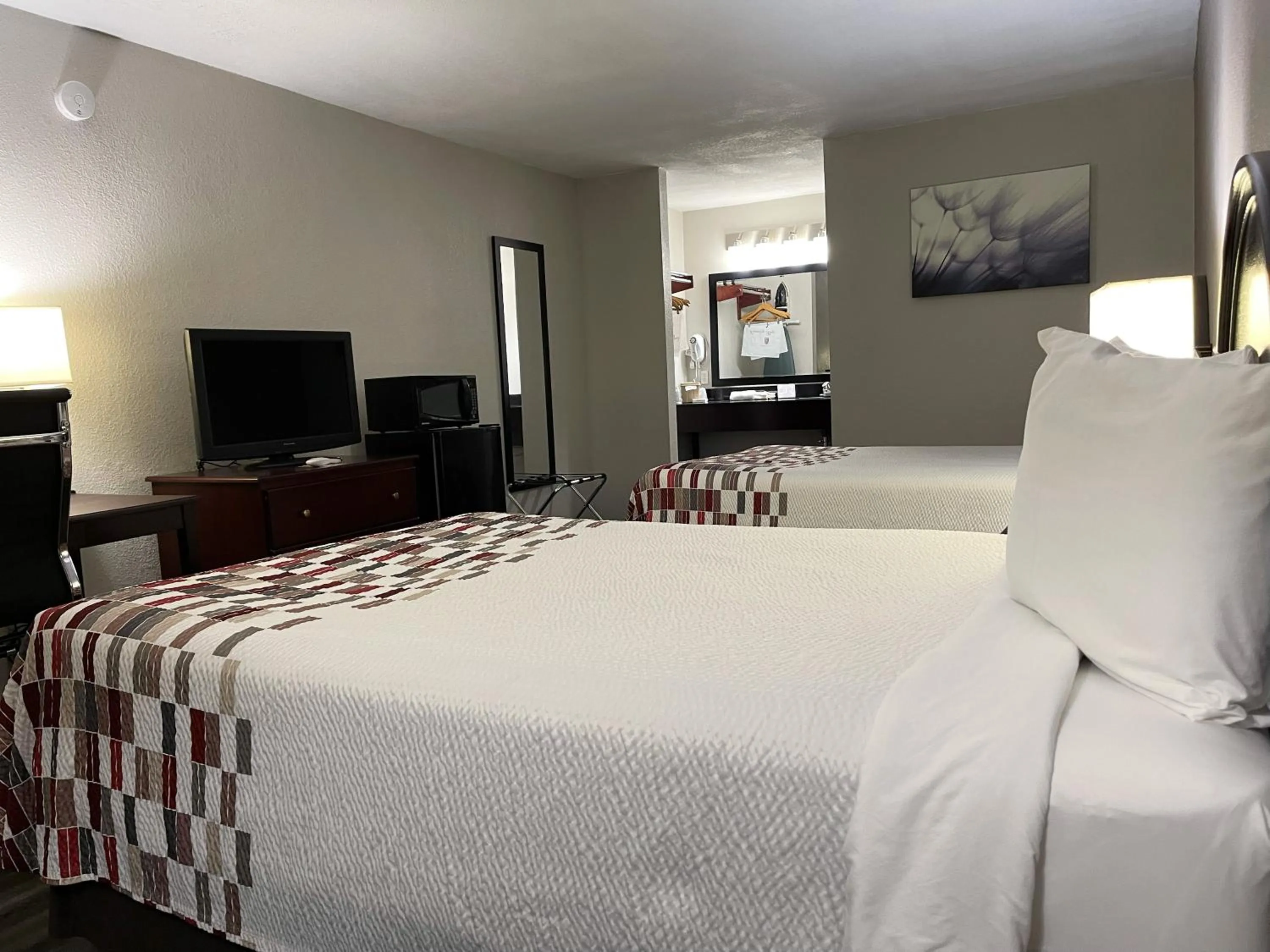 Bed in Red Roof Inn Childress