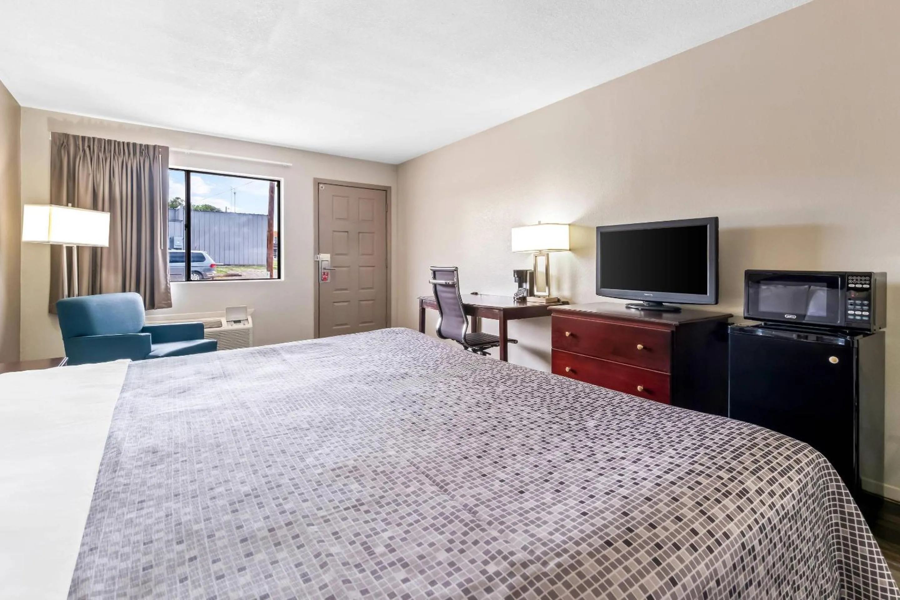 Bedroom, Bed in Econo Lodge Childress