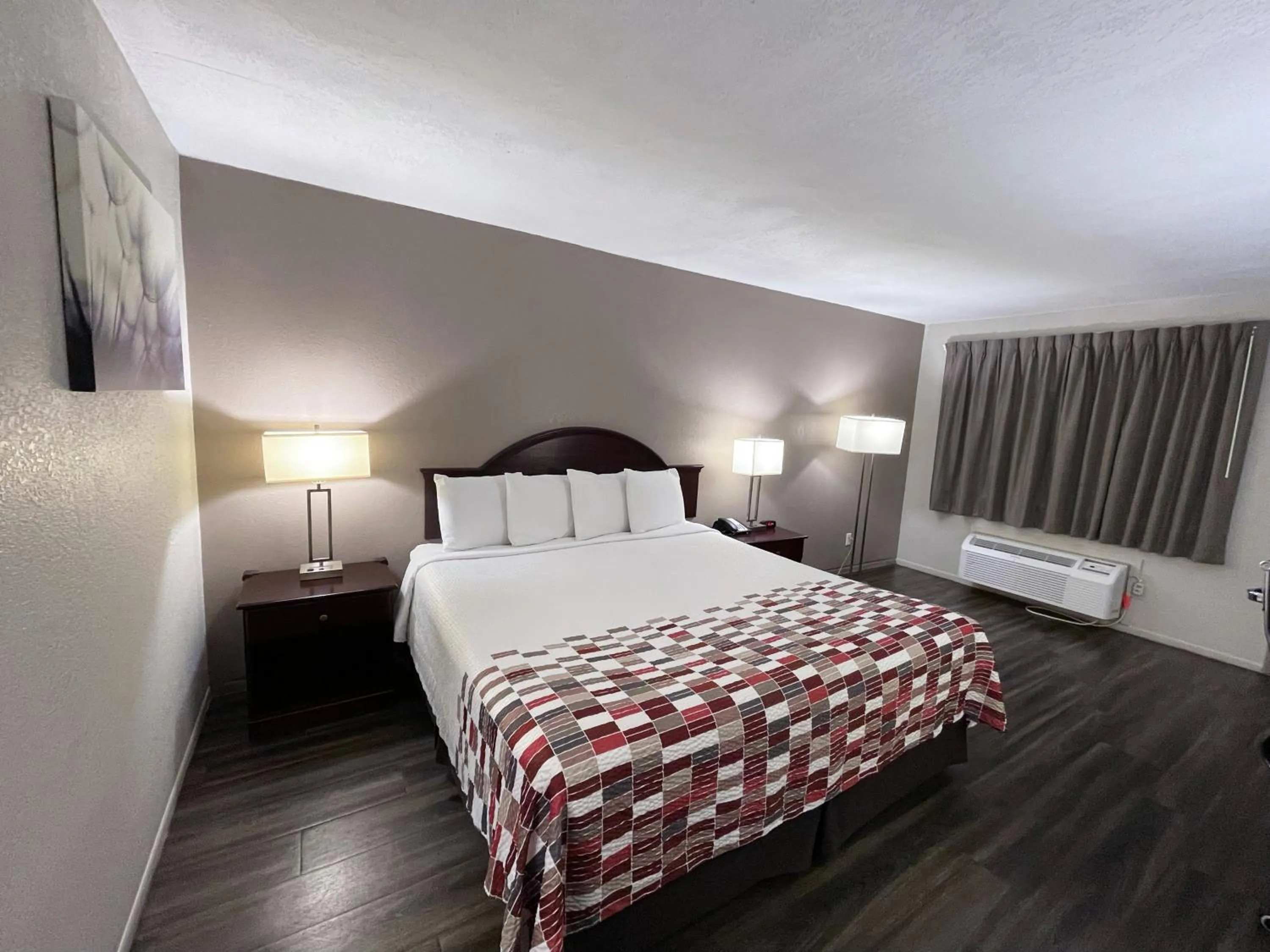 Bed in Red Roof Inn Childress