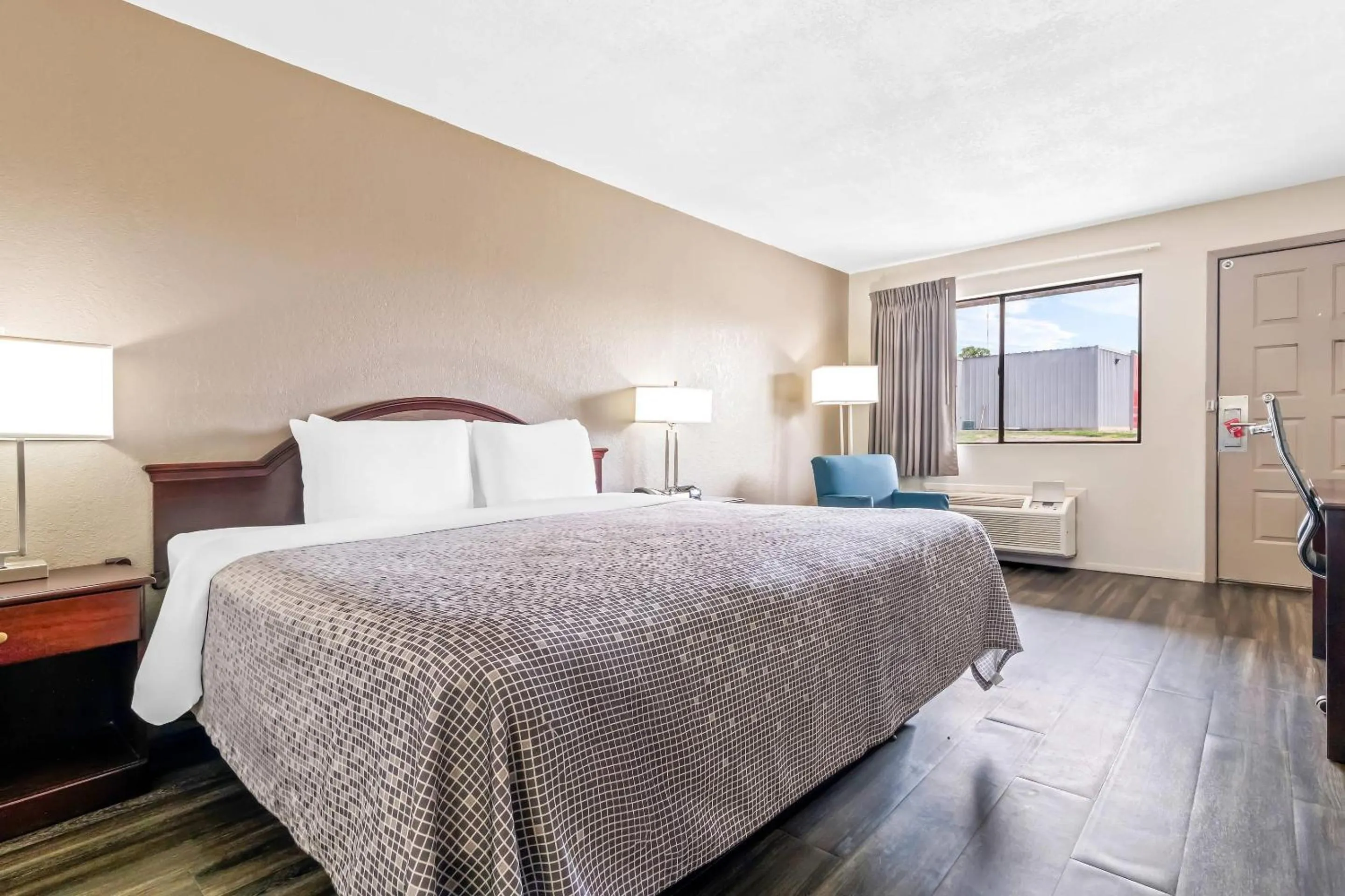 Bedroom, Bed in Econo Lodge Childress