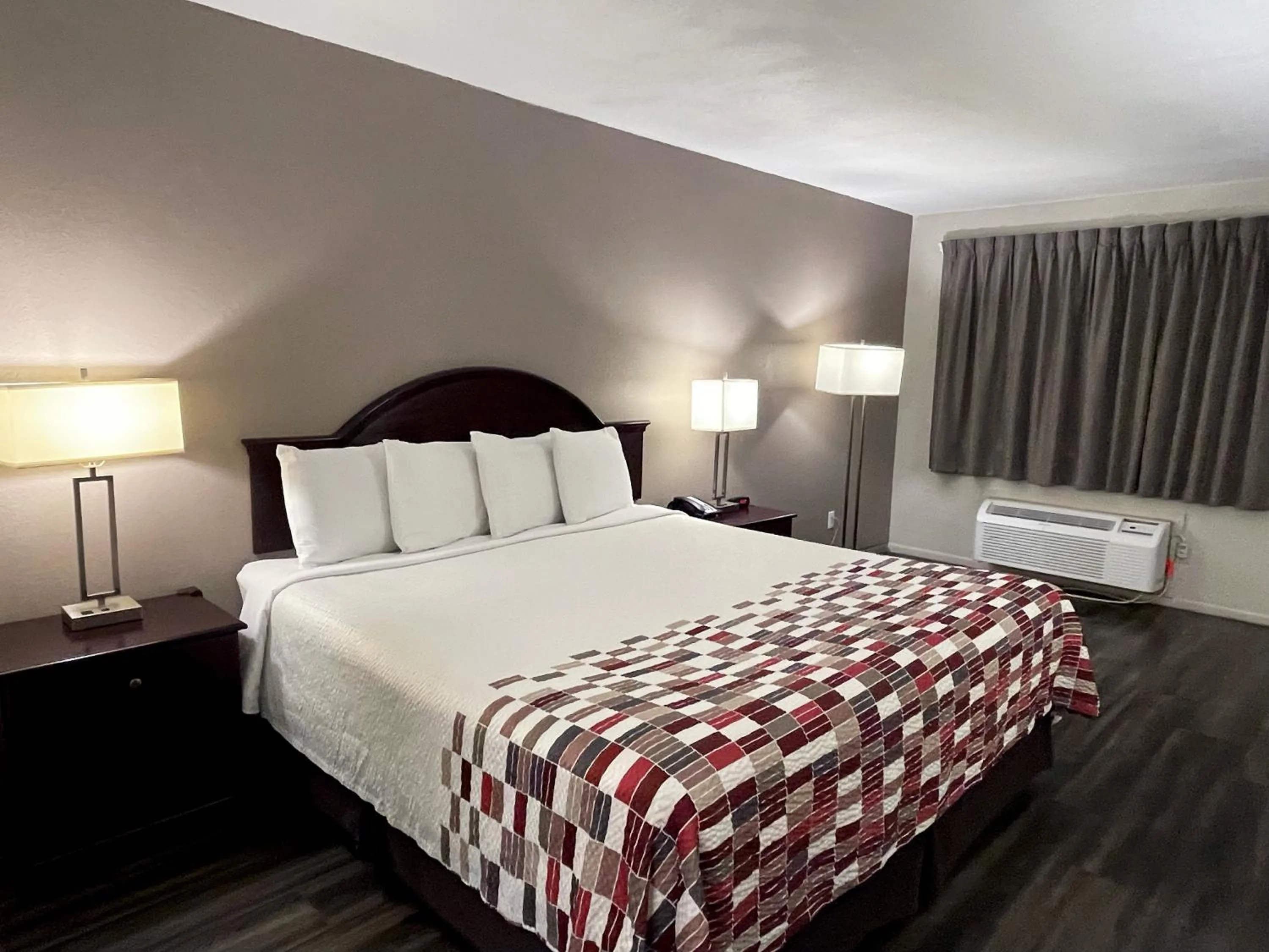 Bed in Red Roof Inn Childress