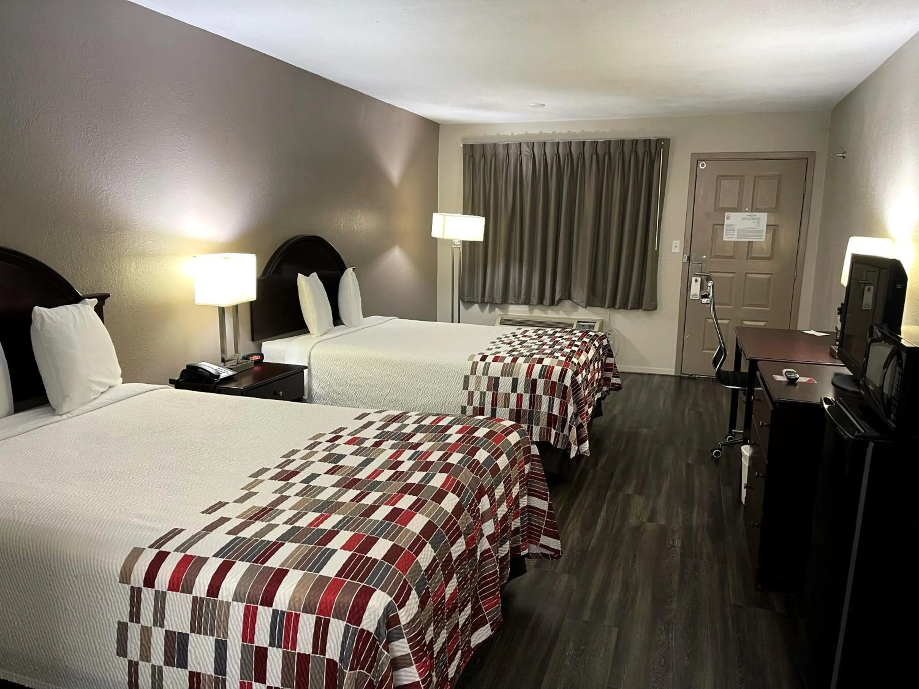 Bed in Red Roof Inn Childress