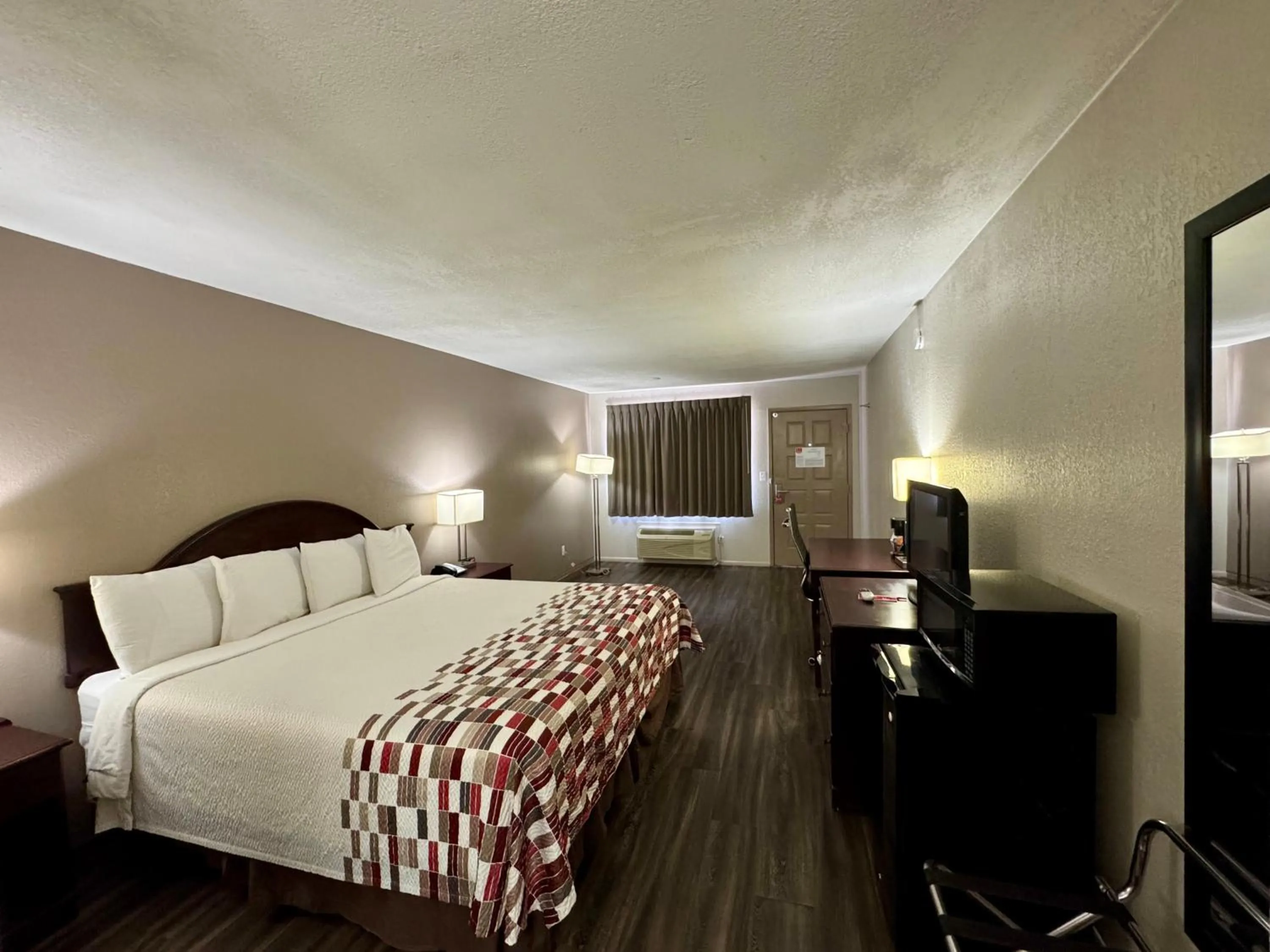 Bed in Econo Lodge Childress