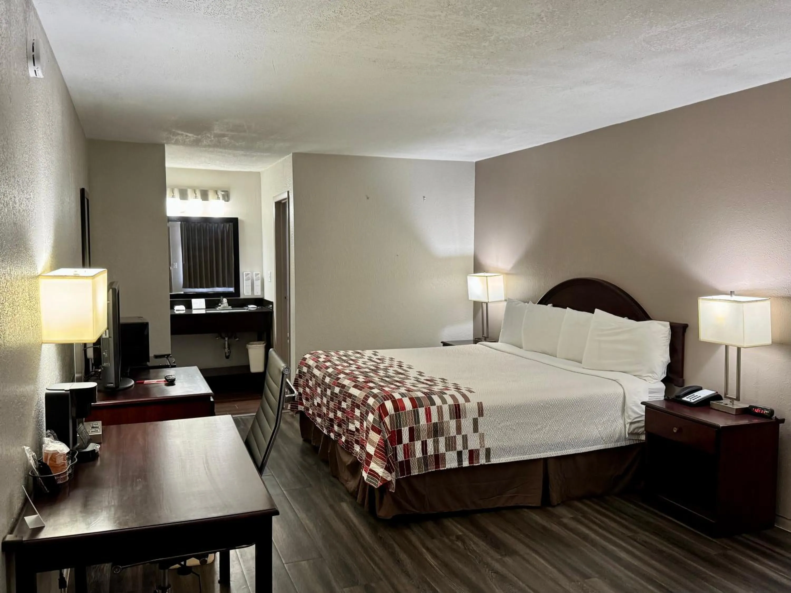 Bed in Econo Lodge Childress