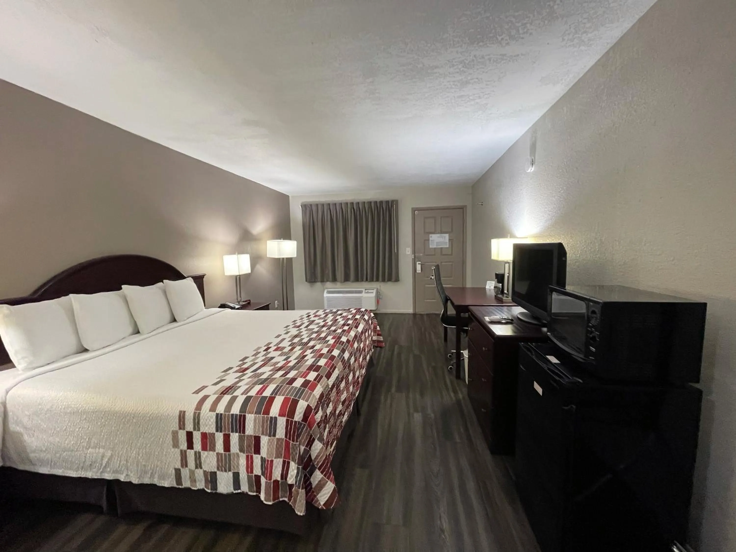 Bed in Red Roof Inn Childress