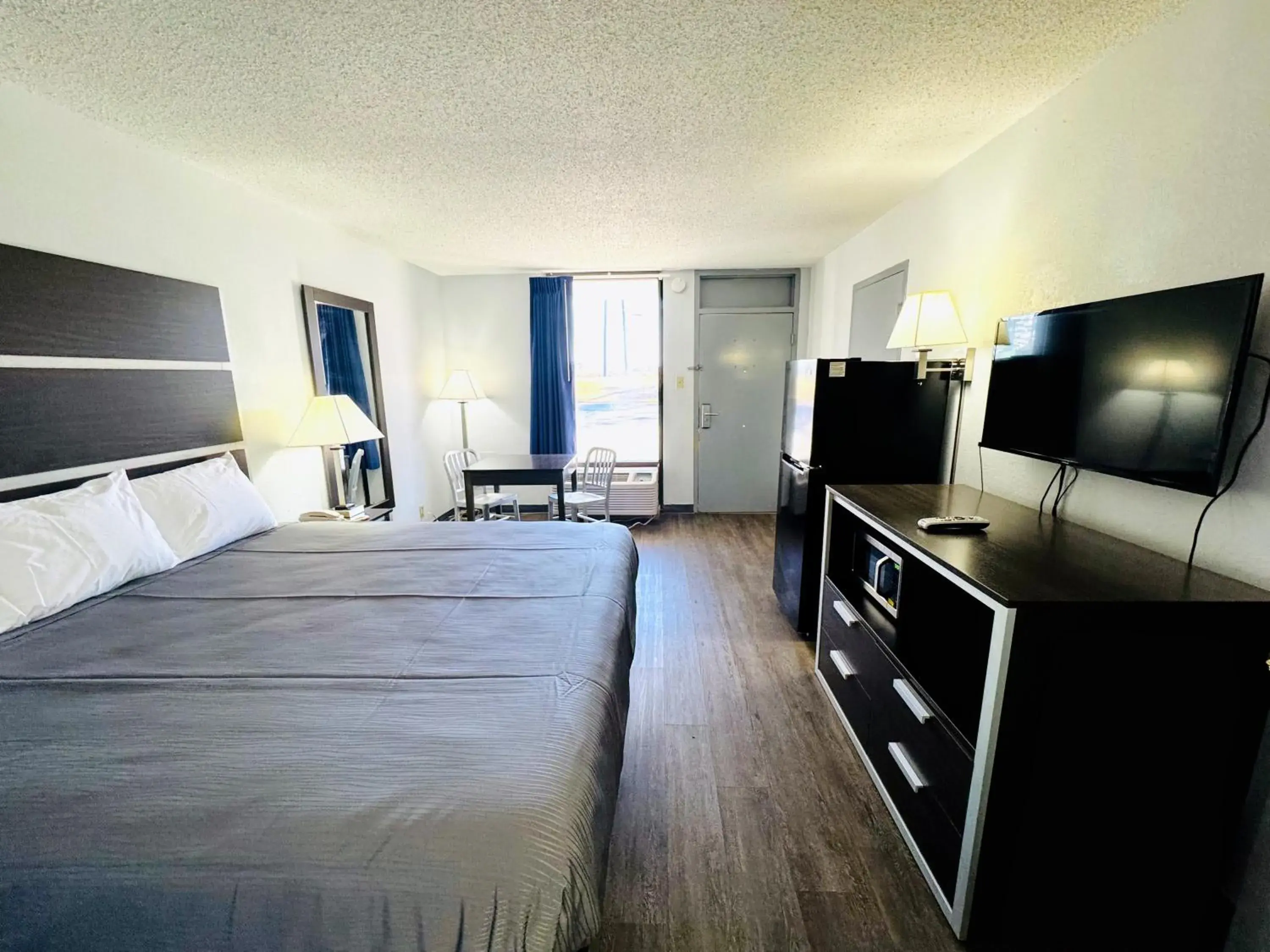 King Room - Disability Access in Newnan Nook King Room - Disability Access in Newnan Nook