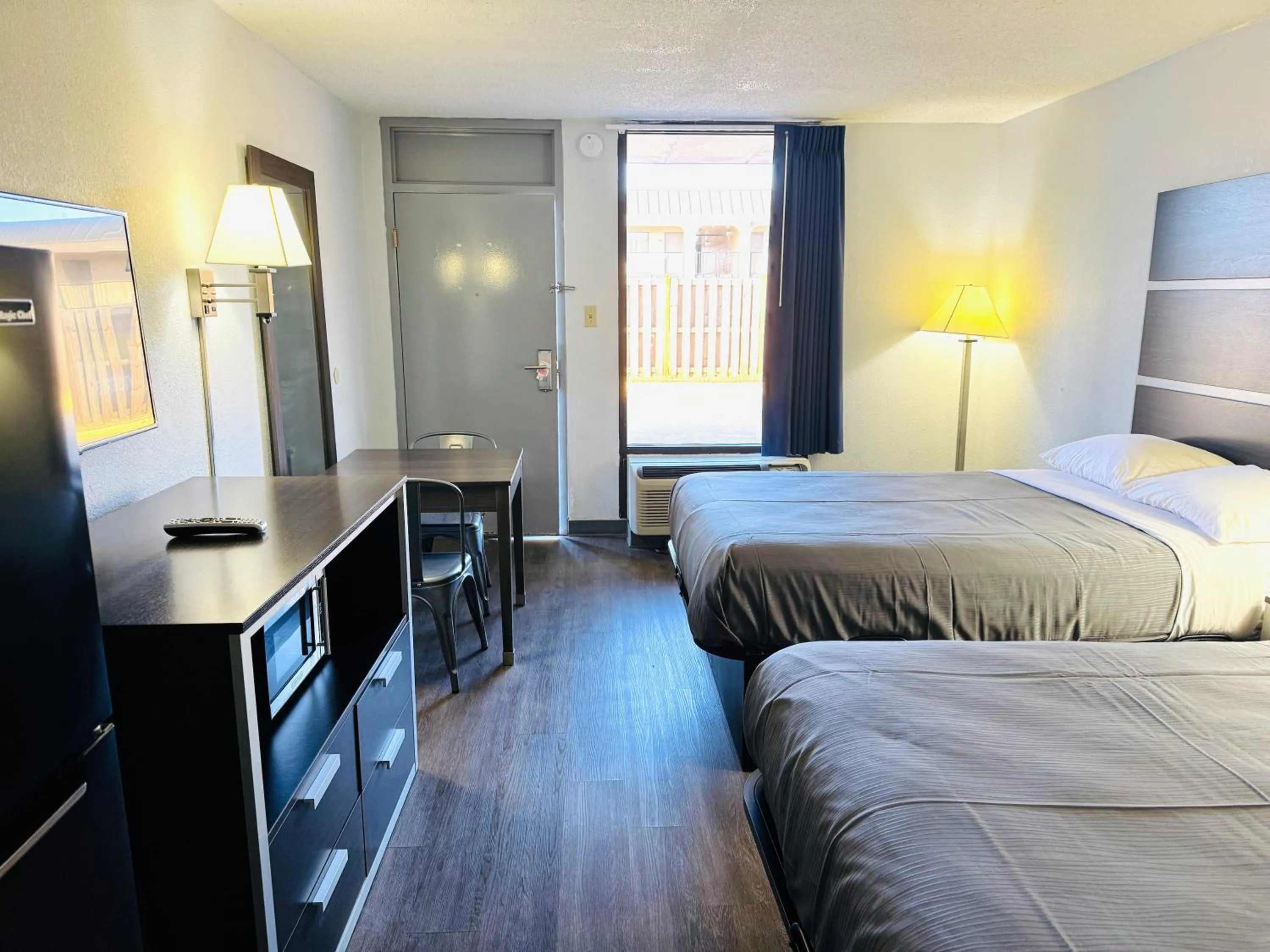 Photo of the whole room, Bed in Newnan Nook