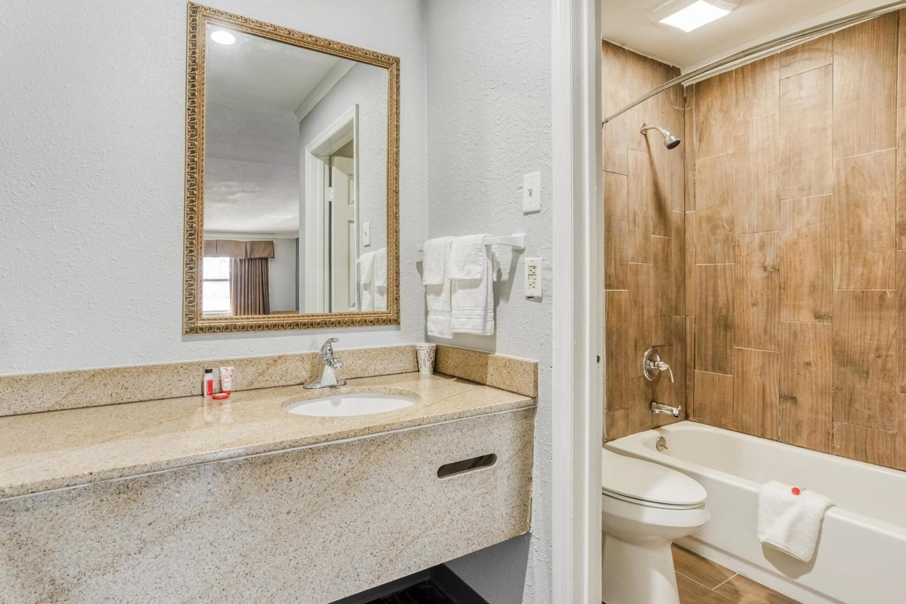 Bathroom in OYO Hotel Pineville LA Hwy 165