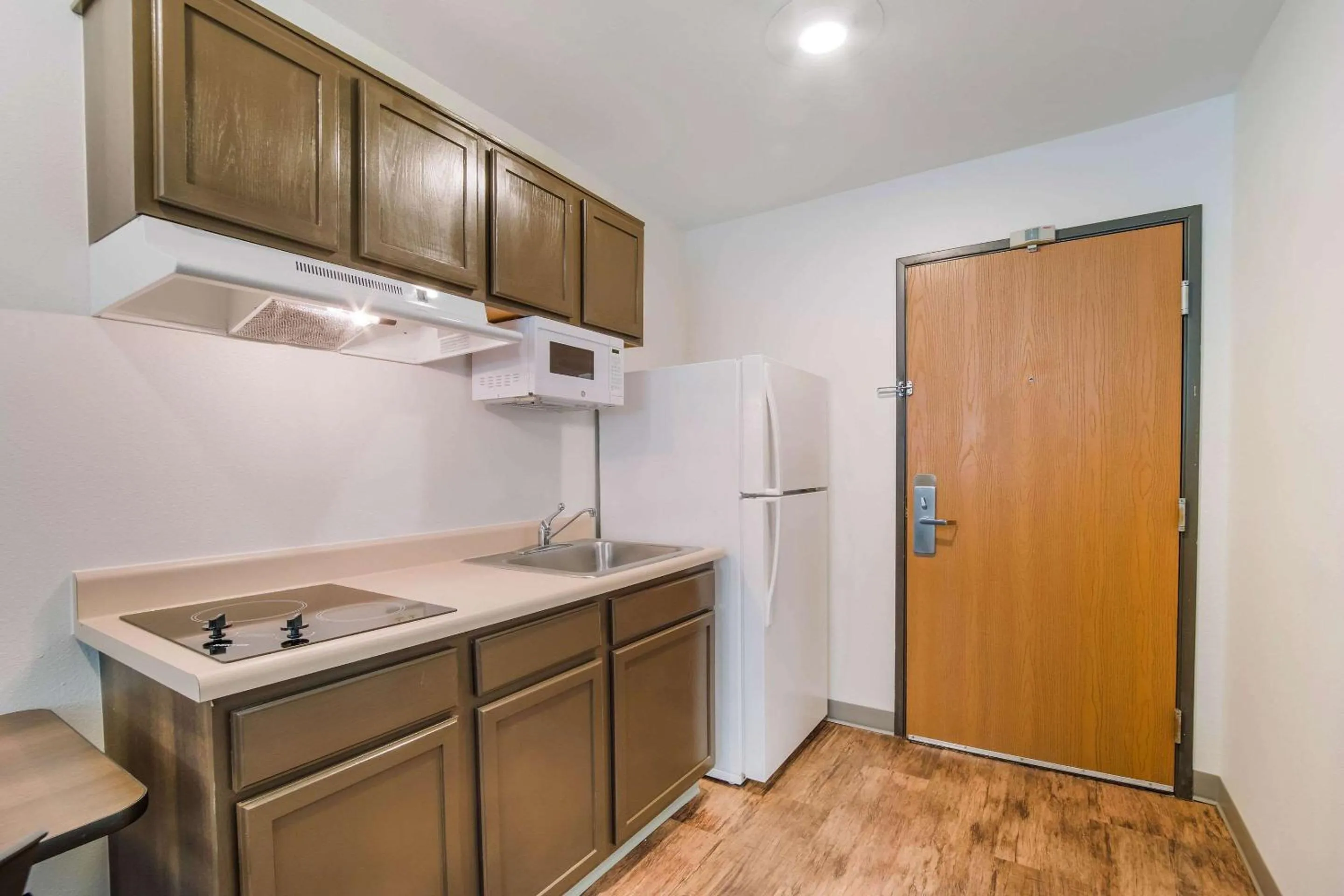 Photo of the whole room in WoodSpring Suites | North Charleston Airport I-526