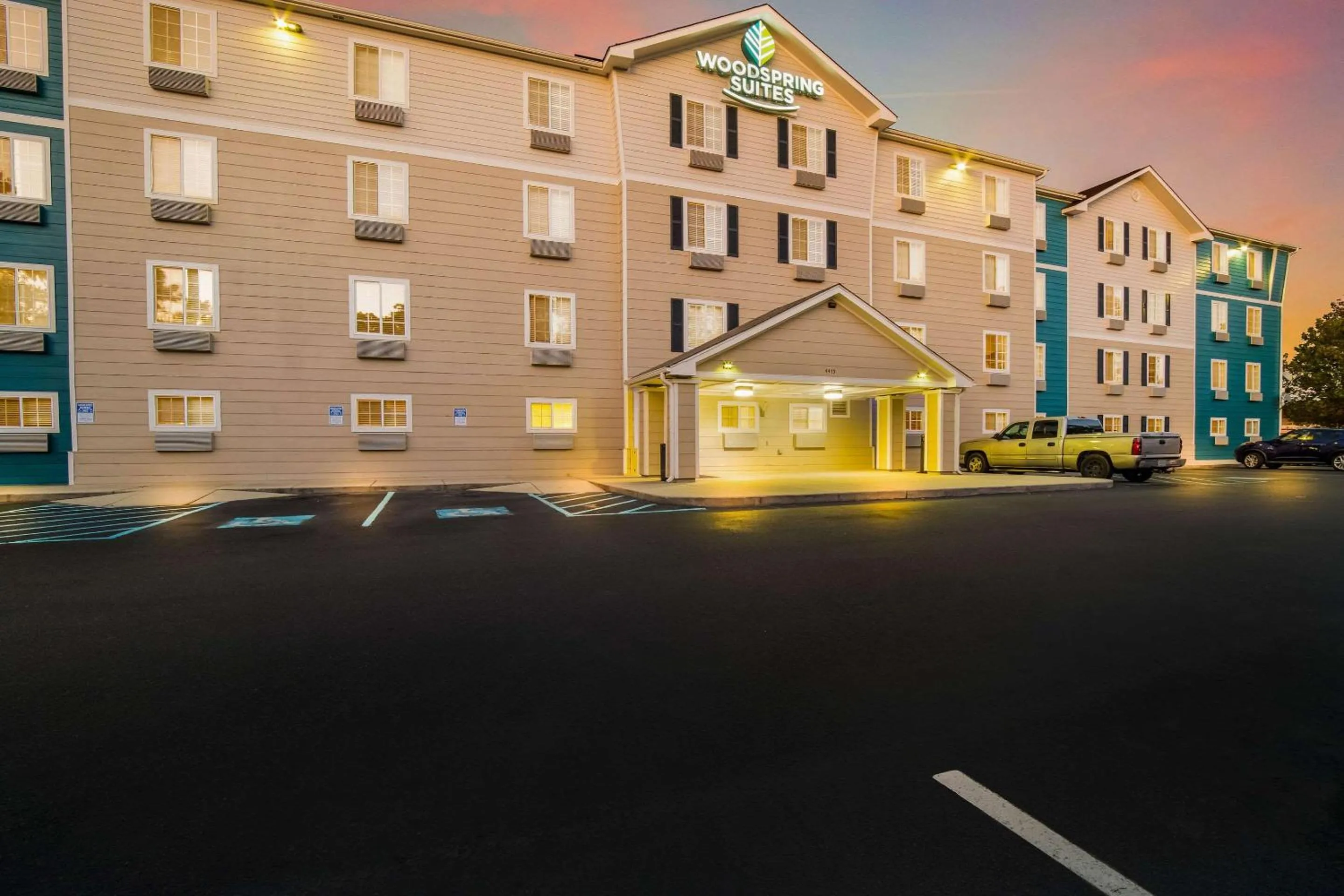 Property building in WoodSpring Suites | North Charleston Airport I-526
