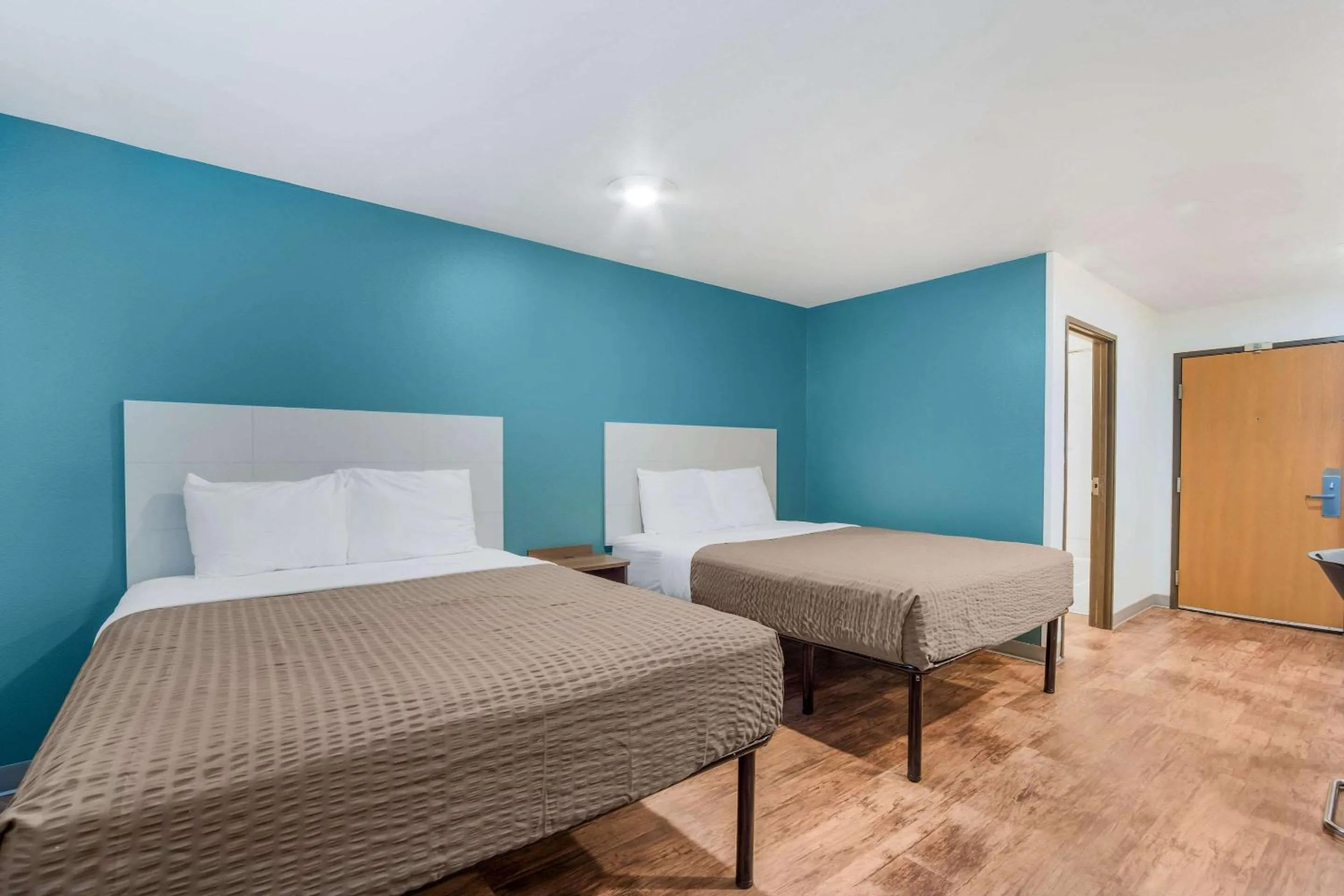 Photo of the whole room, Bed in WoodSpring Suites | North Charleston Airport I-526