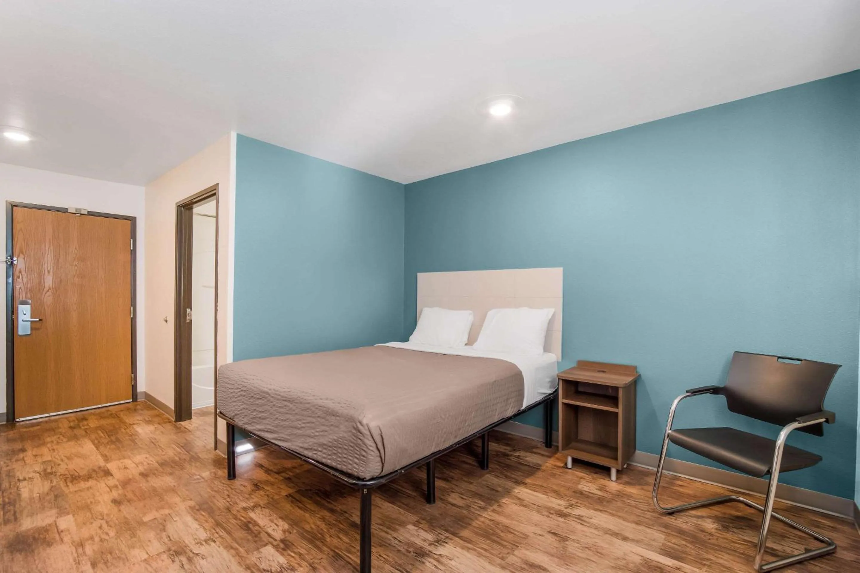 Photo of the whole room, Bed in WoodSpring Suites | North Charleston Airport I-526