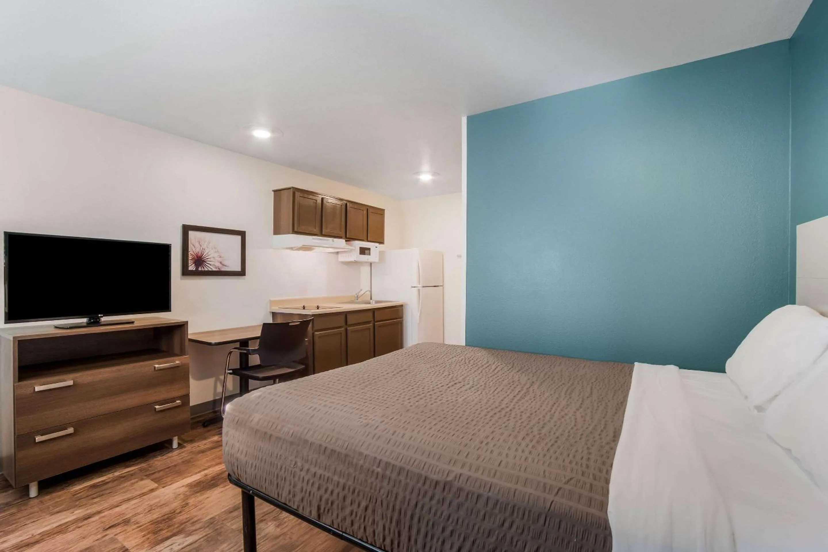 Photo of the whole room, Bed in WoodSpring Suites | North Charleston Airport I-526