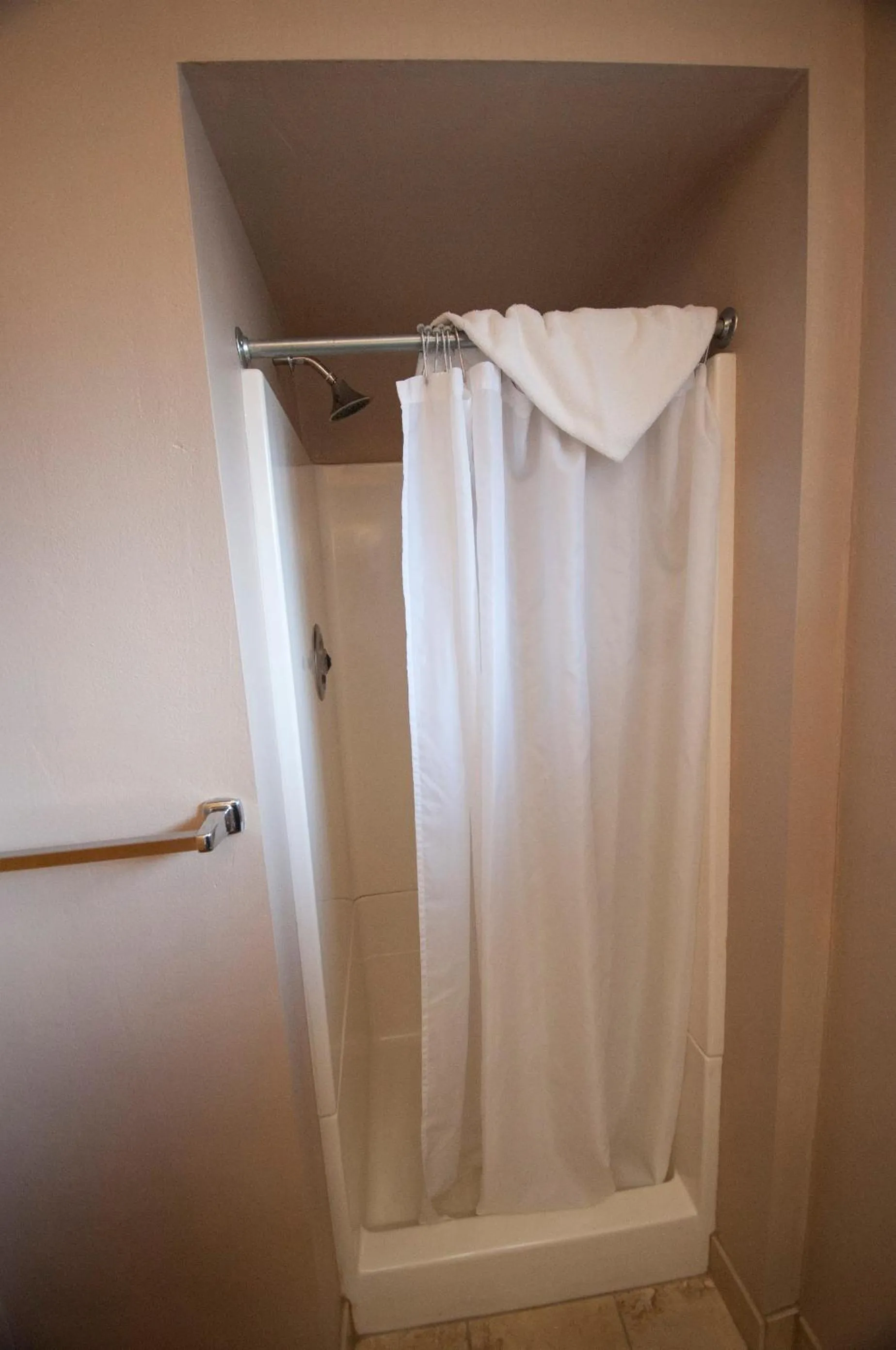 Shower in Flagship Inn of Ashland