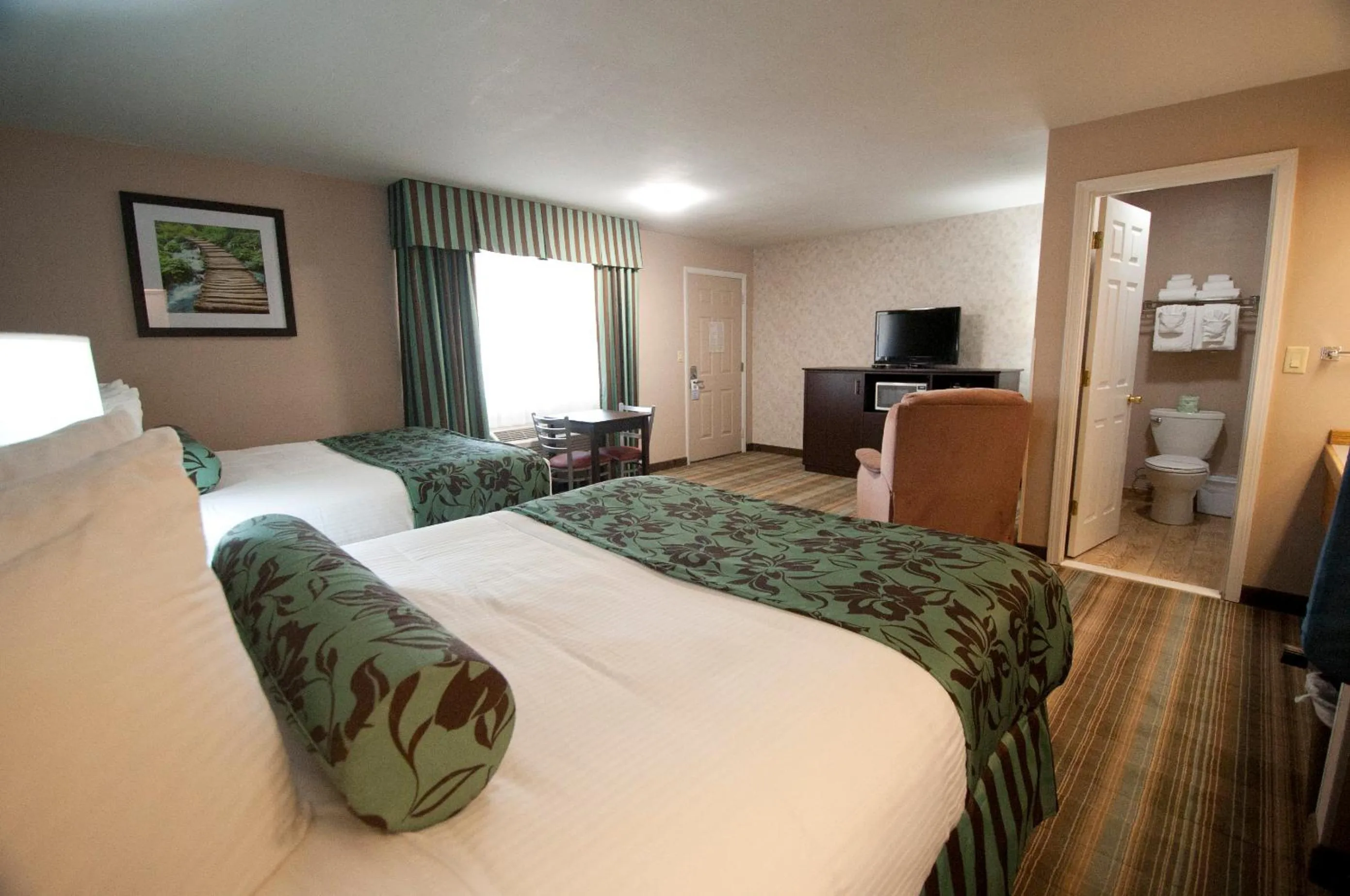 Communal lounge/ TV room, Bed in Flagship Inn of Ashland