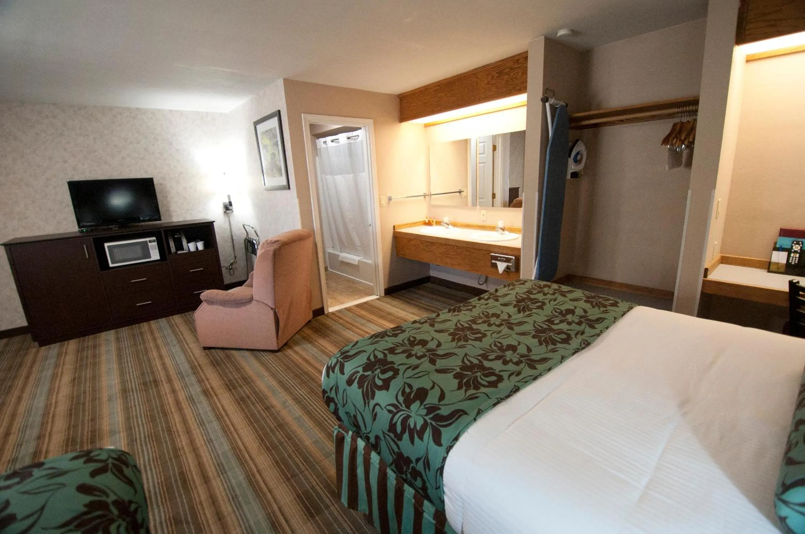 TV and multimedia, Bed in Flagship Inn of Ashland