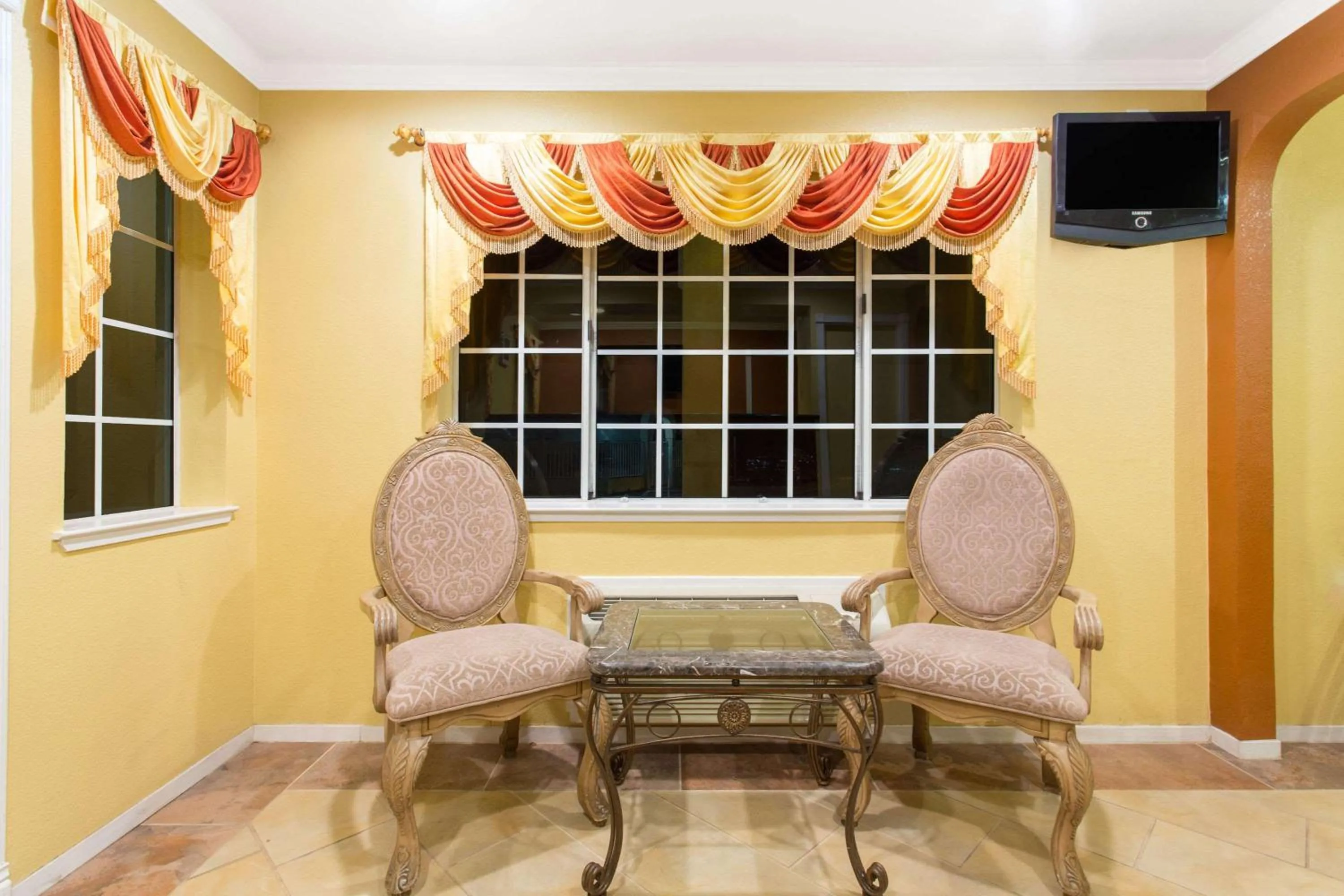 Property building in Upper Lake Inn & Suites