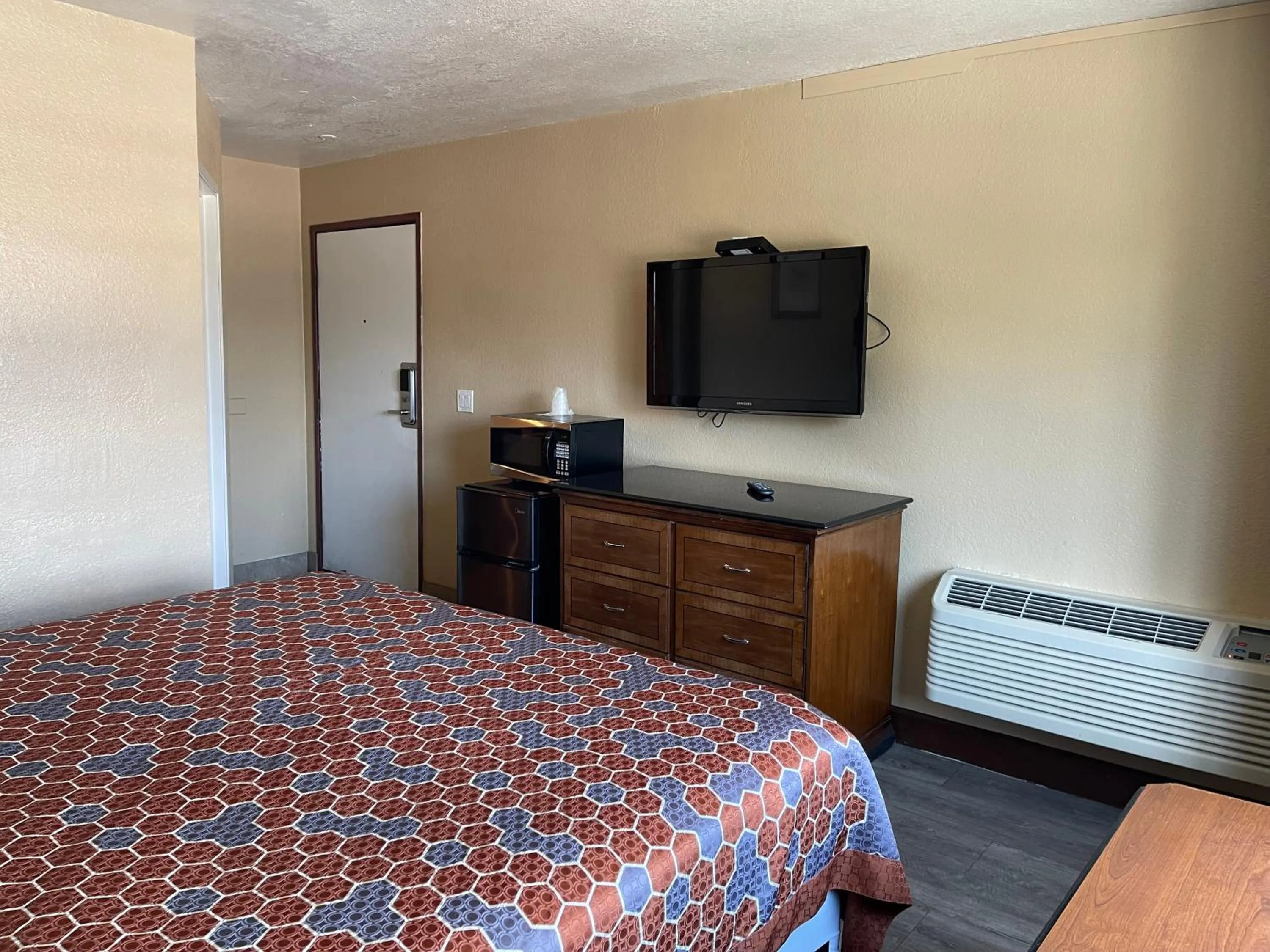 Photo of the whole room, Bed in Arlington Inn