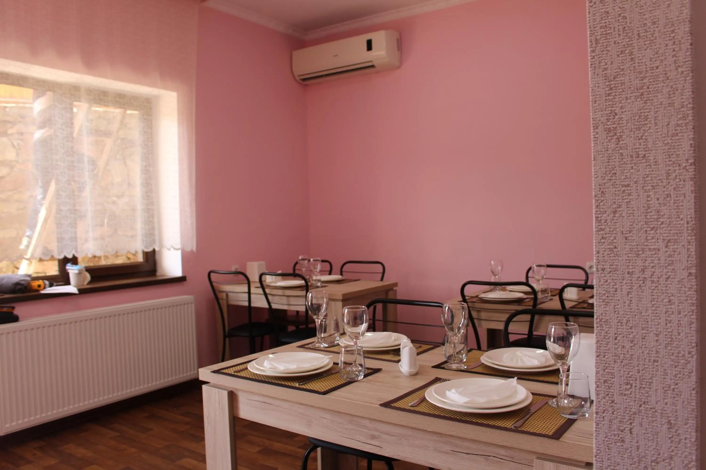 Restaurant/places to eat in Hotel Rabati