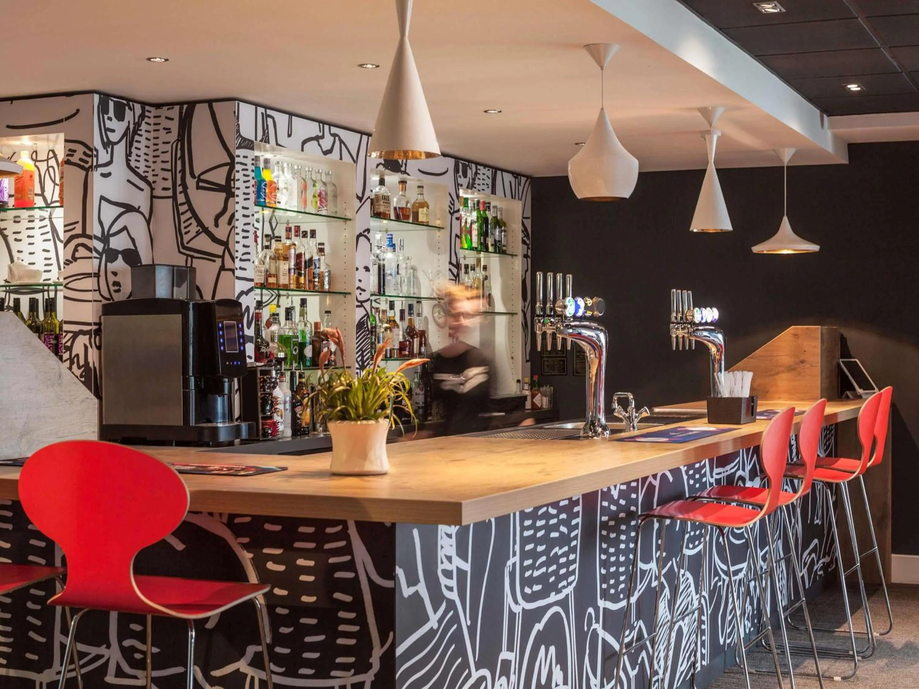 Lounge or bar in ibis London Wembley