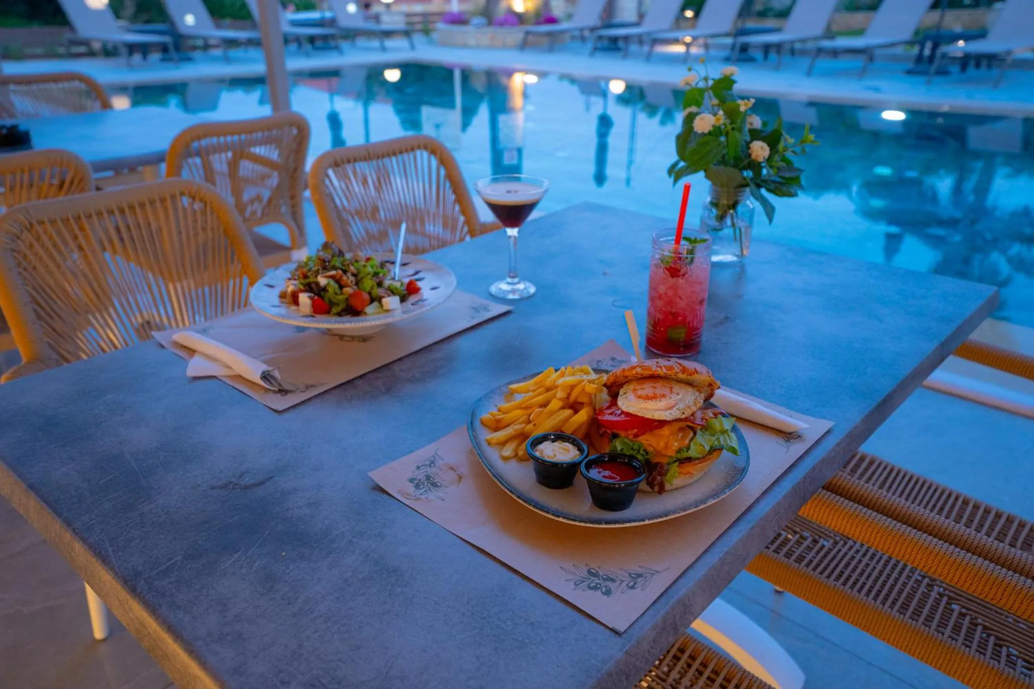 Restaurant/places to eat in Remezzo Studios & Apartments