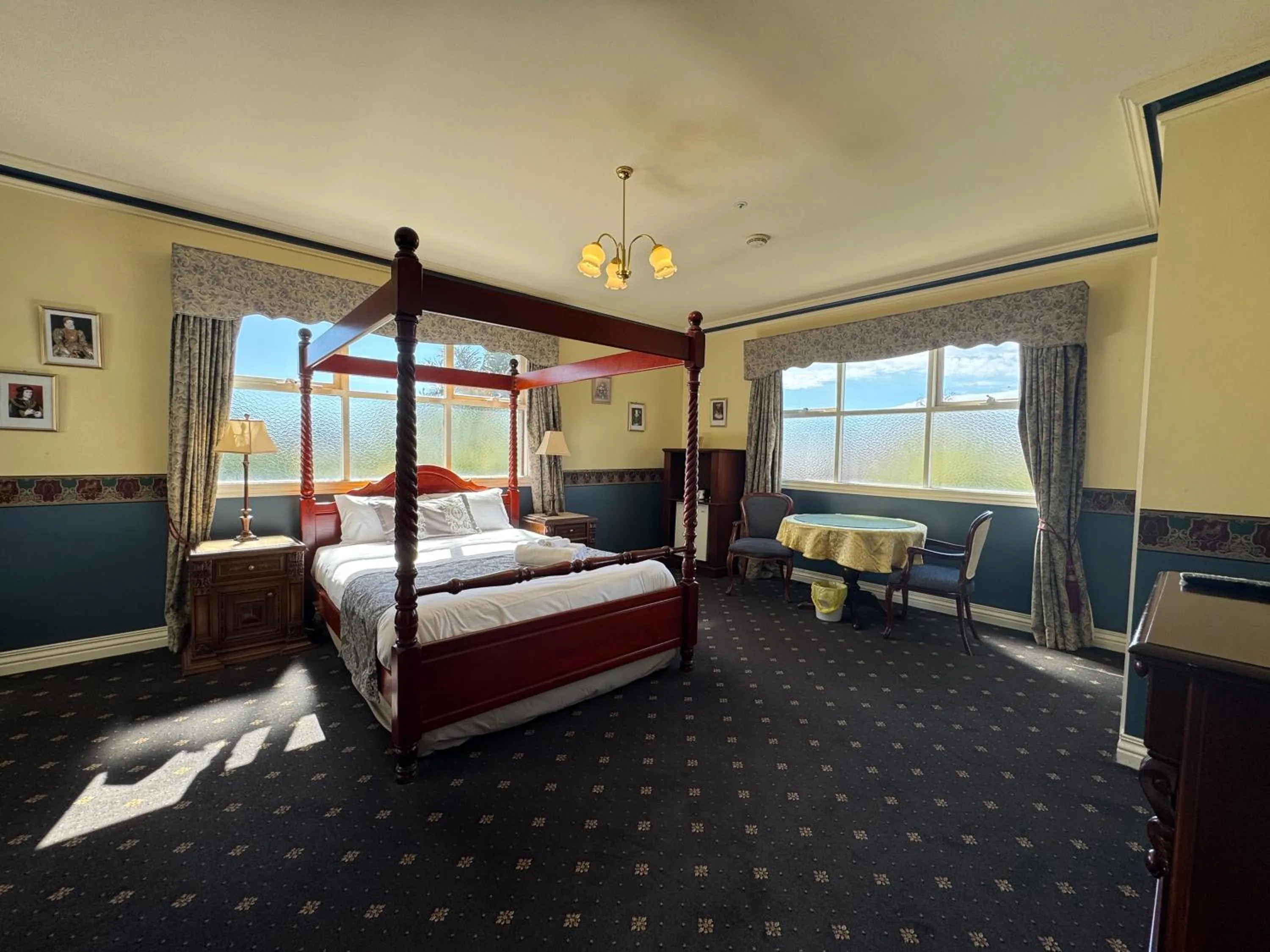 Bed in Toorak Manor Hotel Free Parking