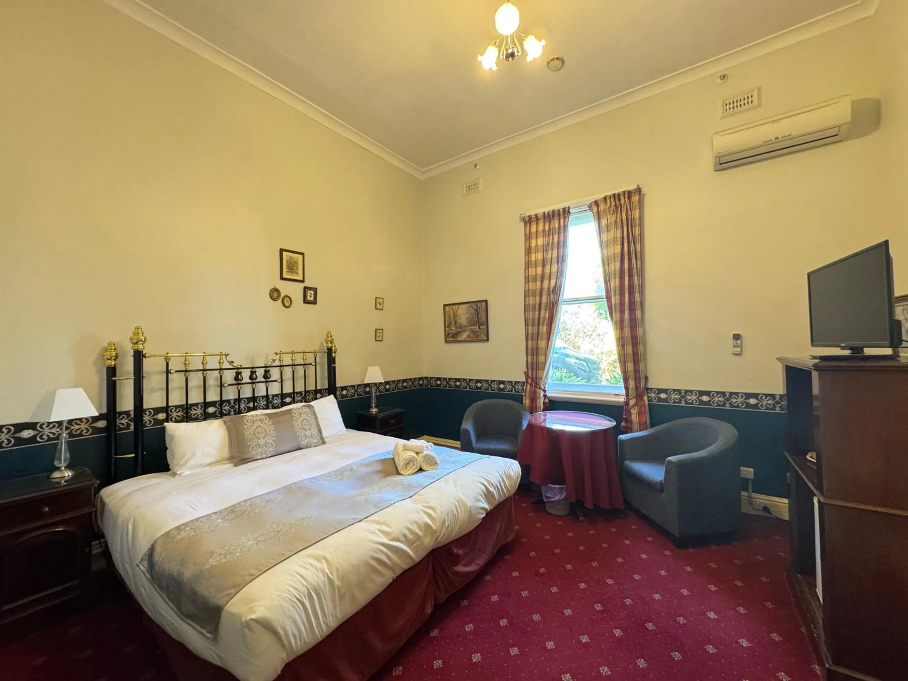 Bed in Toorak Manor Hotel Free Parking