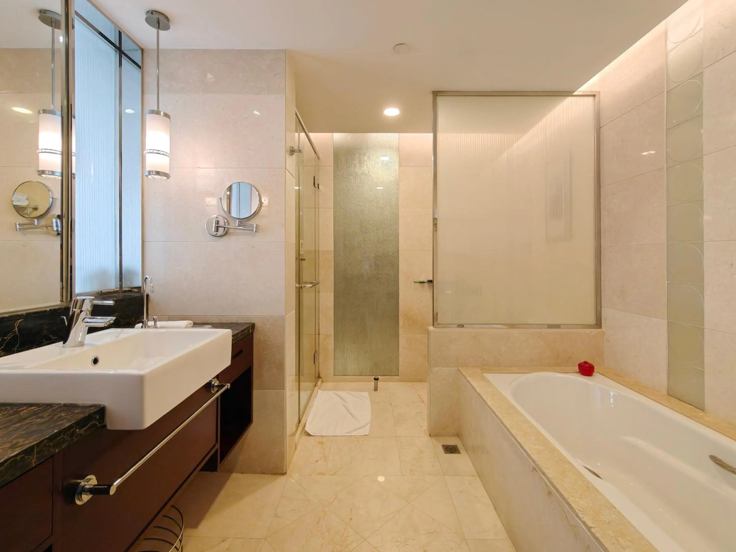 Shower in Soluxe Hotel Guangzhou