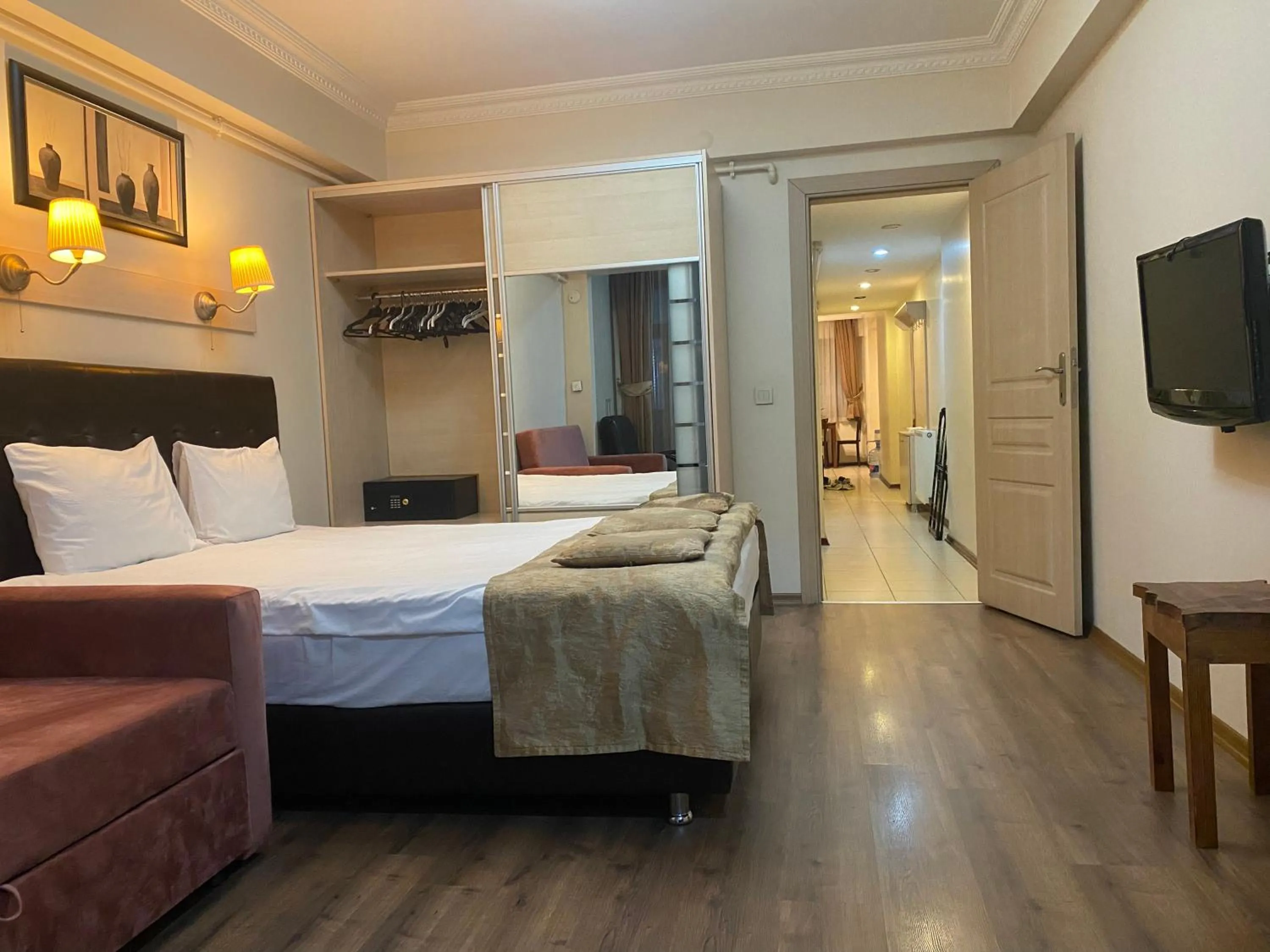 Communal lounge/ TV room, Bed in Taksim House Suites