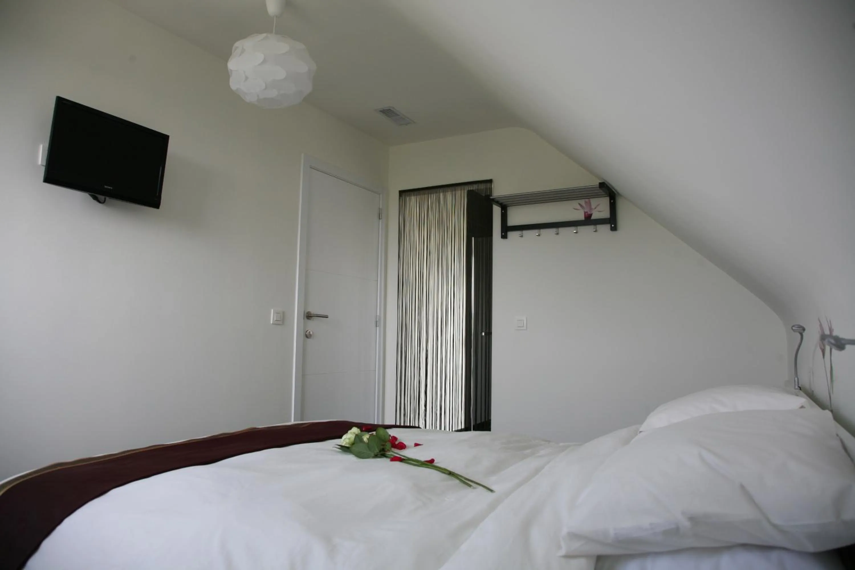 Photo of the whole room, Bed in B&B Kanegem Onverbloemd