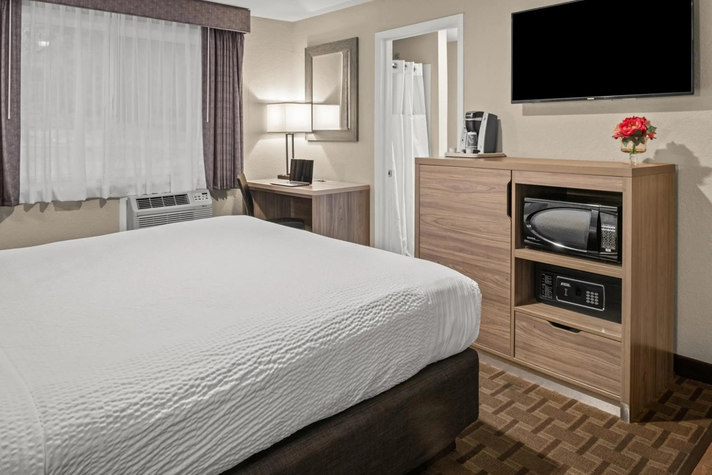 Bathroom, Bed in Buck Meadows Lodge