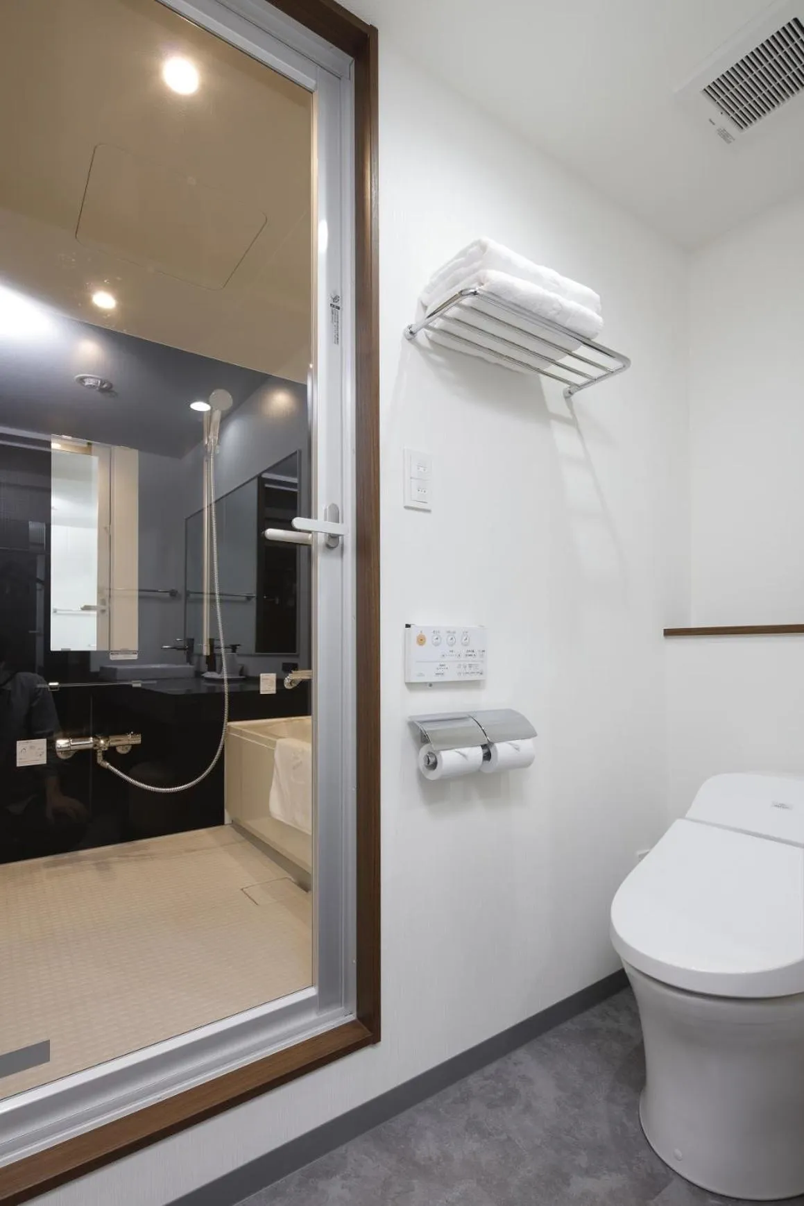 Toilet in Rembrandt Style Yokohama Kannai