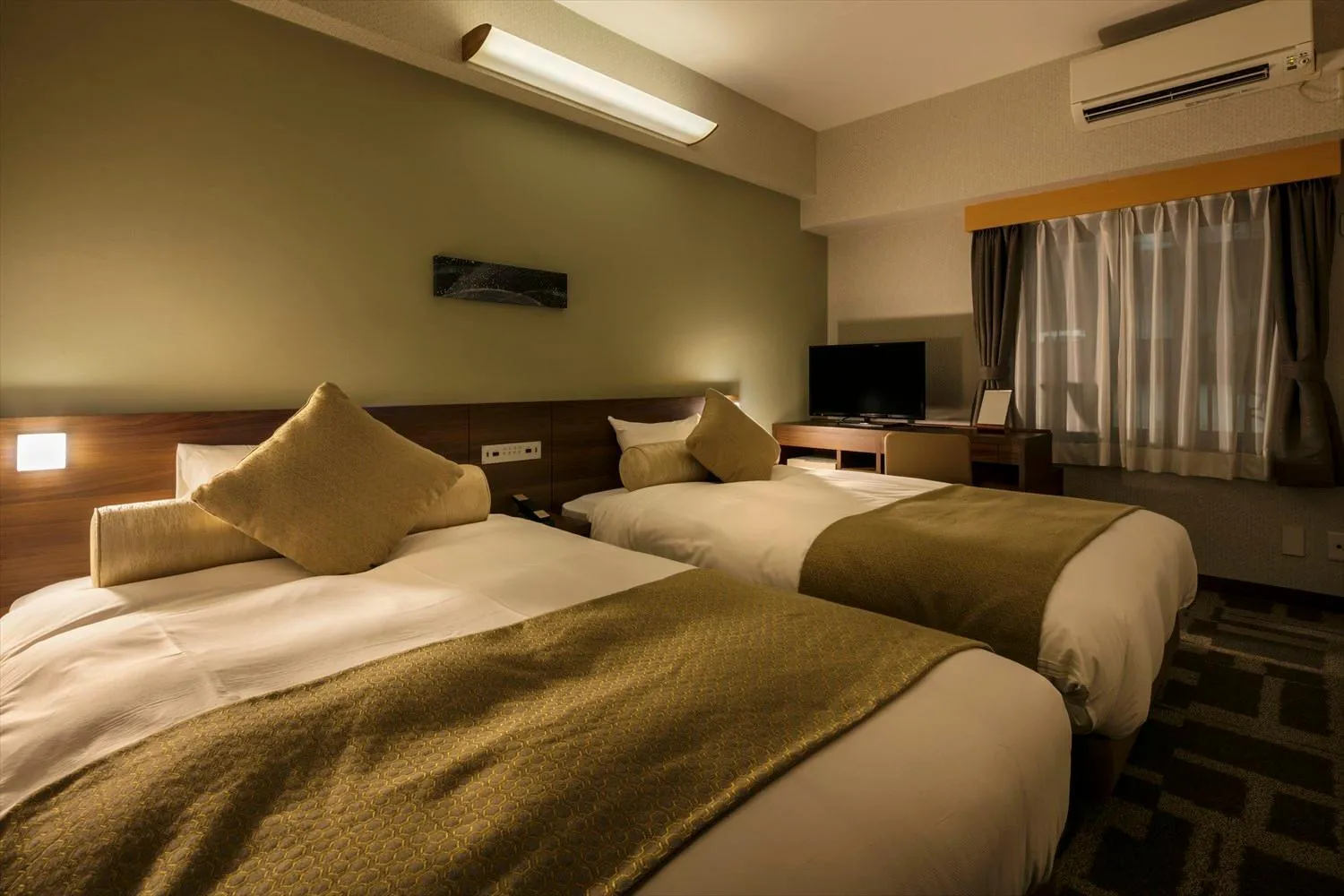 Bed in Rembrandt Style Yokohama Kannai