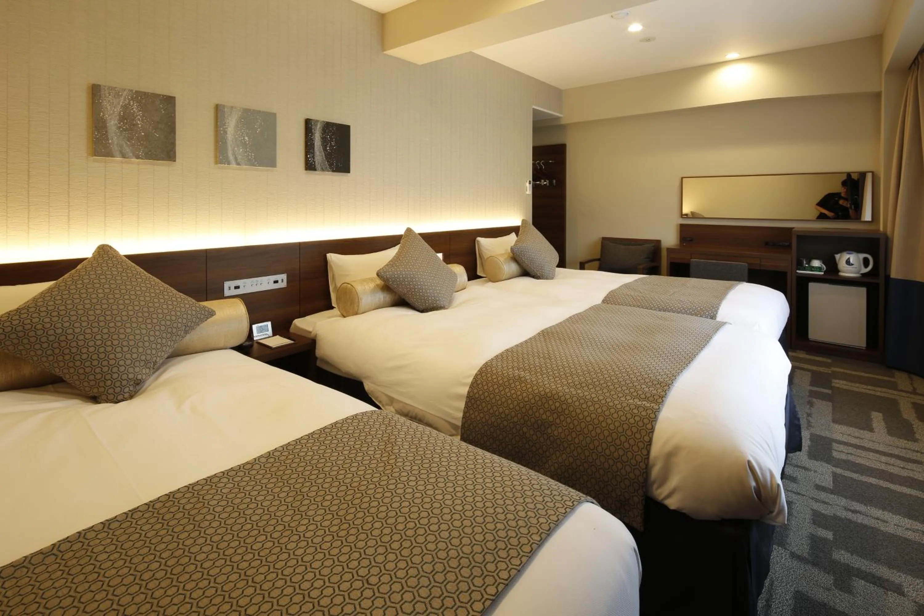 Bed in Rembrandt Style Yokohama Kannai